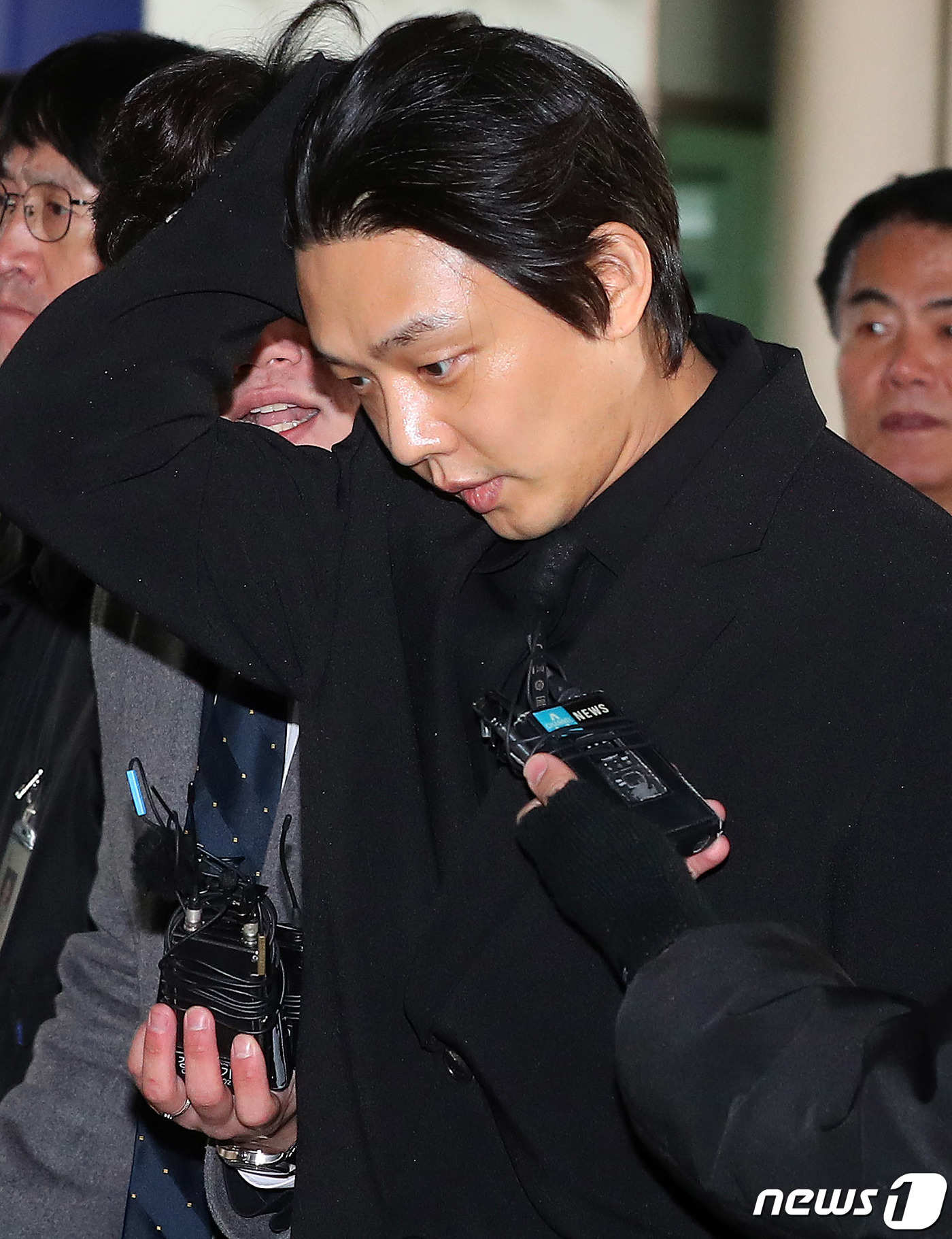 (서울=뉴스1) 유승관 기자 = 마약류 관리에 관한 법률 위반(향정) 등 혐의로 기소된 배우 유아인(본명 엄홍식)이 12일 오전 서울 서초구 중앙지법에서 열린 첫 공판에 출석하고 …