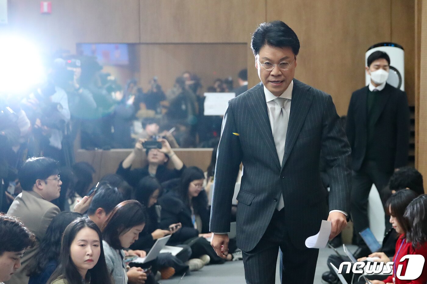 본문 이미지 - 장제원 국민의힘 의원이 12일 오전 서울 여의도 국회에서 내년 제22대 국회의원 선거 불출마 선언 기자회견을 하기 위해 단상으로 향하고 있다. 2023.12.12/뉴스1 ⓒ News1 이승배 기자