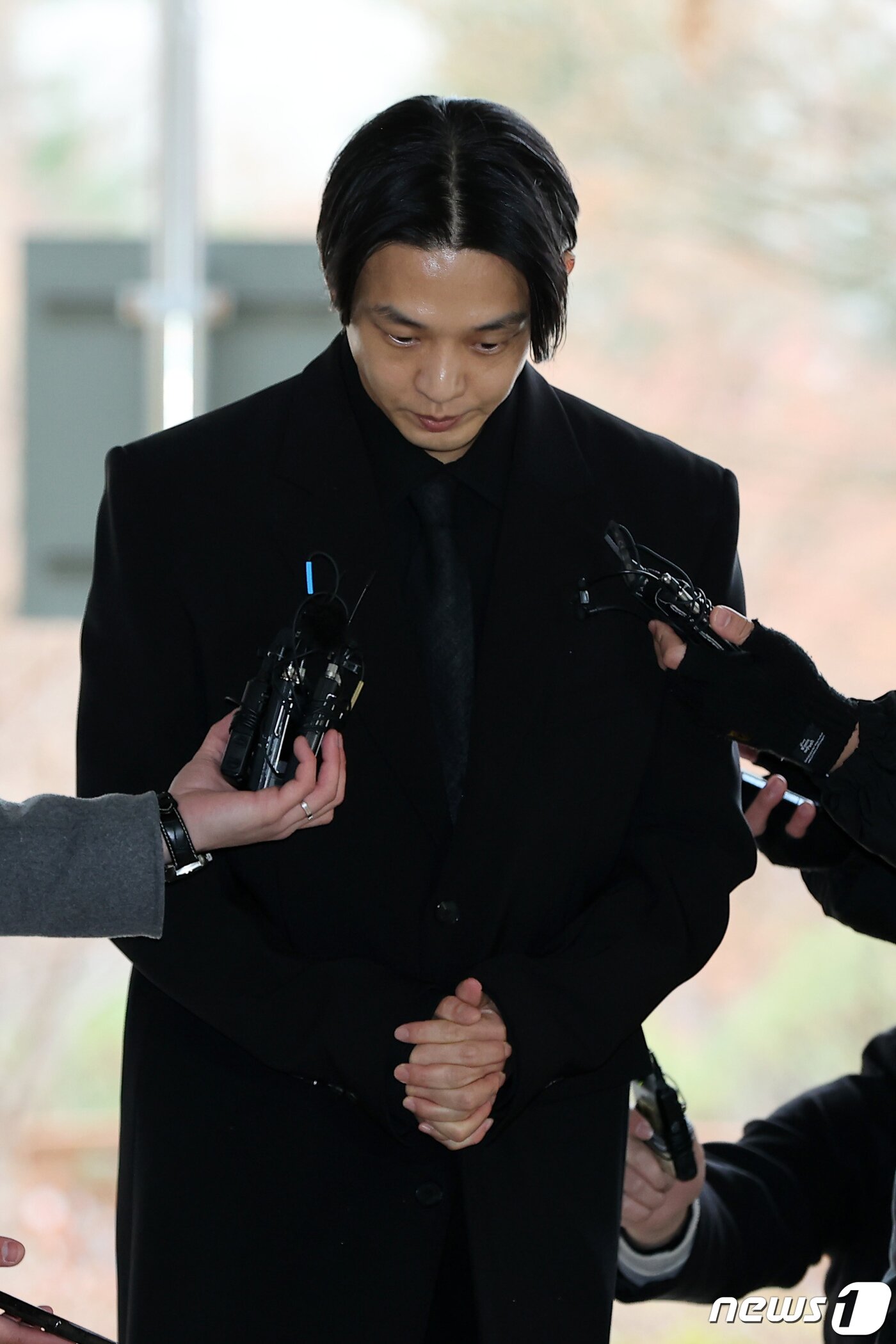 본문 이미지 - 마약류 관리에 관한 법률 위반(향정) 등 혐의로 기소된 배우 유아인(본명 엄홍식)이 12일 오전 서울 서초구 중앙지법에서 열린 첫 공판에 출석하고 있다. 유아인은 프로포폴, 대마, 케타민, 코카인, 졸피뎀, 미다졸람, 알프라졸람 등 총 7종 이상의 마약 투약 혐의(마약류관리법 위반 등)를 받고 있다. (공동취재) 2023.12.12/뉴스1 ⓒ News1 유승관 기자