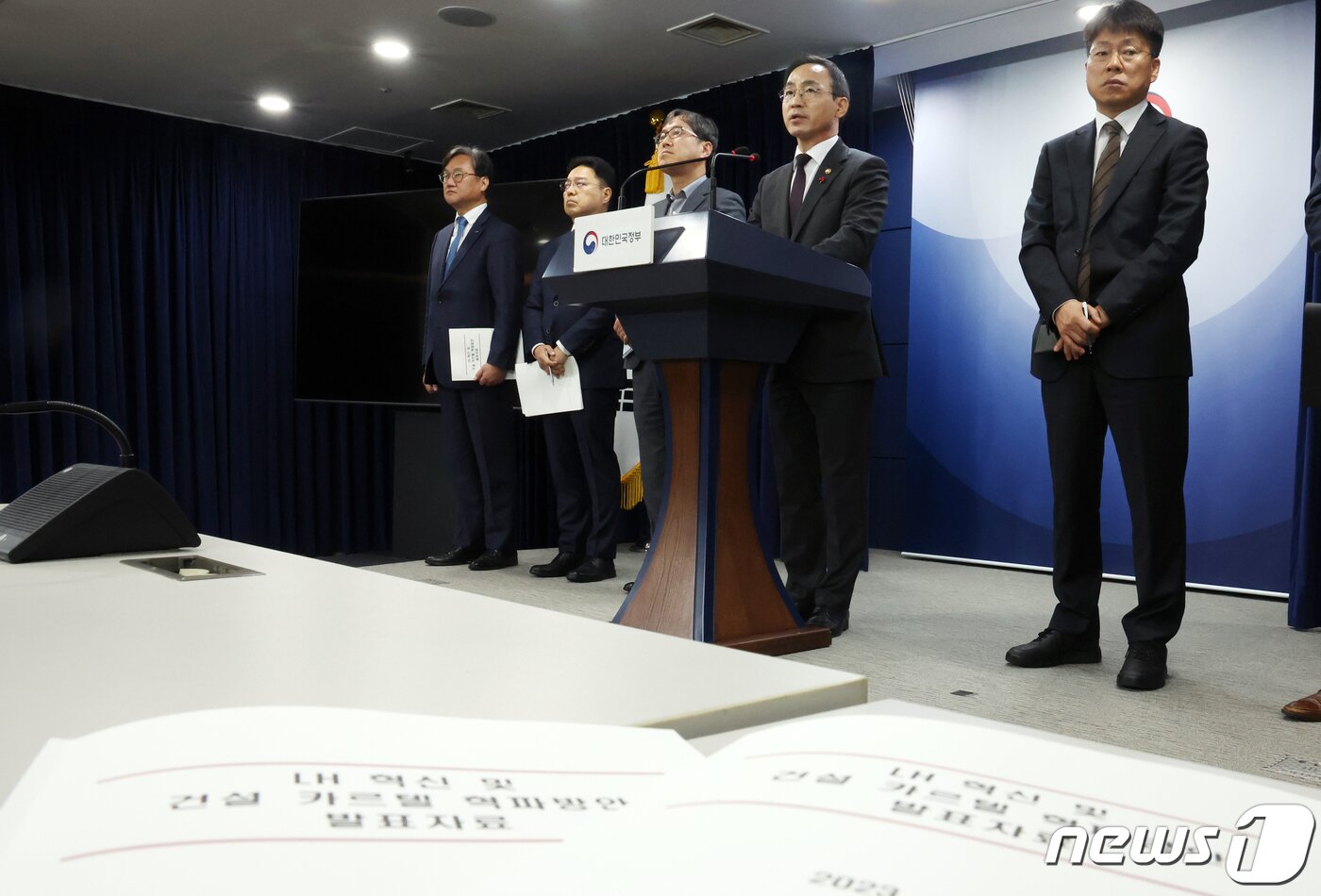 본문 이미지 - 김오진 국토교통부 제1차관이 12일 오전 서울 종로구 세종대로 정부서울청사에서 LH 혁신 및 건설카르텔 혁파방안 발표를 하고 있다. 2023.12.12/뉴스1 ⓒ News1 김명섭 기자