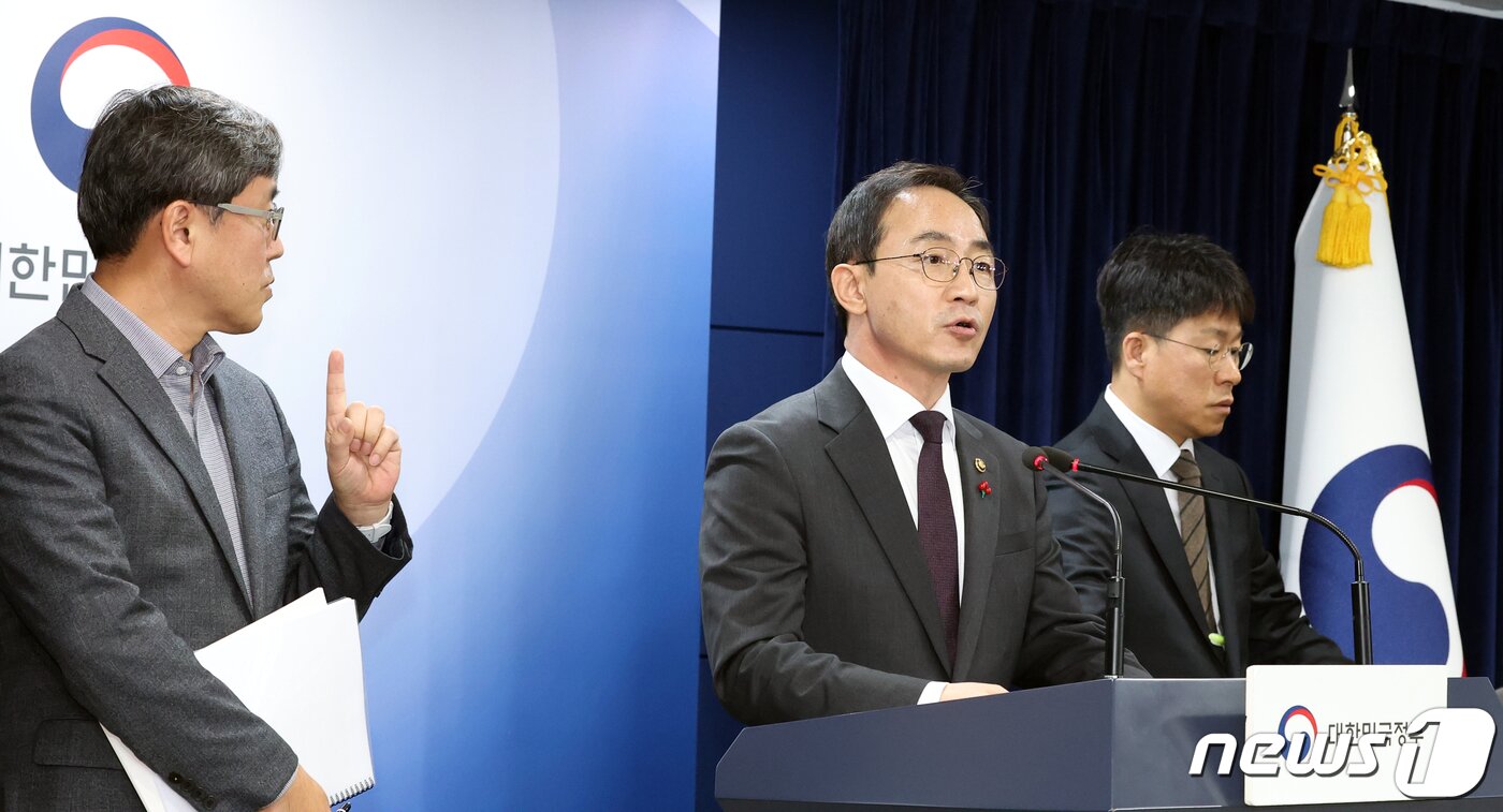 본문 이미지 - 김오진 국토교통부 제1차관이 12일 오전 서울 종로구 세종대로 정부서울청사에서 LH 혁신 및 건설카르텔 혁파방안 발표를 하고 있다. 2023.12.12/뉴스1 ⓒ News1 김명섭 기자