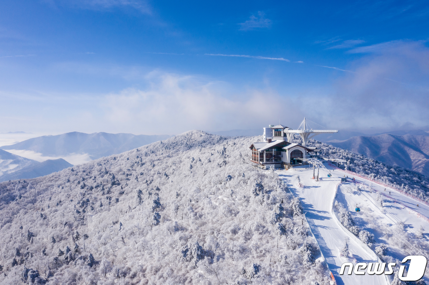 (서울=뉴스1) = 12일 강원도 모나 용평 발왕산에 눈이 내려 쌓여있다. (모나 용평 제공) 2023.12.12/뉴스1