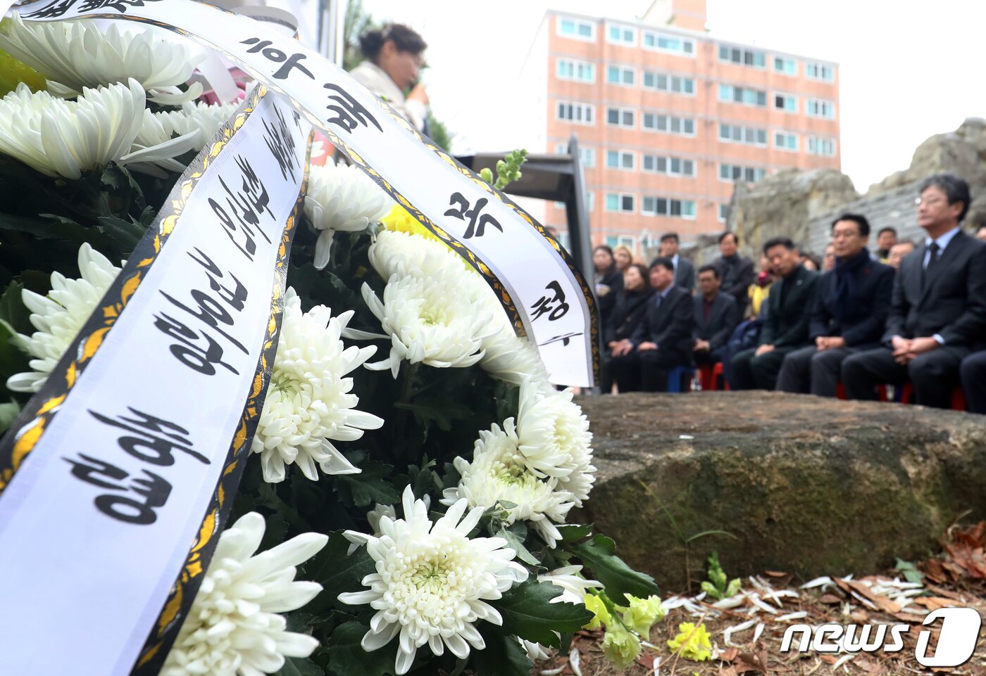 본문 이미지 - 12일 추도식에서 김미정 시인이 김 중령의 부인 백영옥씨가 쓴 헌시 ‘그래도 봄은 오는데’ 를 낭독하고 있다. “1979년 12월12일 저녁 남편이 ‘오늘 저녁도 못 들어갈 것 같아. 미안해’ 하며 급히 전화를 끊었다. 마지막으로 한 ‘미안해’라는 말이 계속 귓전에서 맴돌았다. 어디선가 총소리가 들려왔다. 그 소리가 그이의 가슴에 탄환이 박히는 소리였다는 것을 알았을 때 가슴이 터지는 통증이 왔다. 남편은 어마어마한 운명을 맞이하고 있었는데, 내가 한없이 저주스러웠다.”. 2023.12.12/뉴스1 ⓒ News1 윤일지 기자