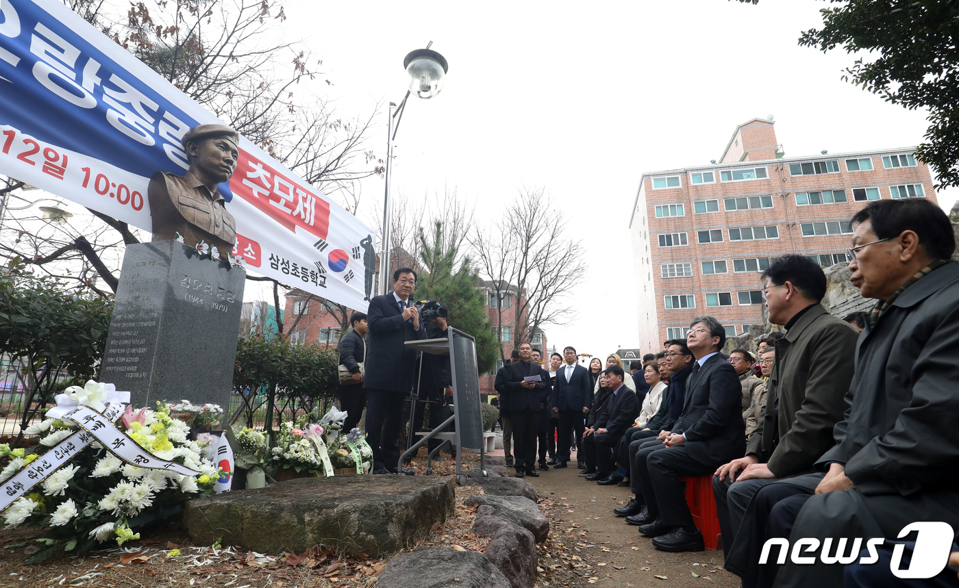 (김해=뉴스1) 윤일지 기자 = 12·12 군사반란 당시 전두환 전 대통령 측 신군부에 맞서 상관을 지키다 숨진 김오랑 중령의 추모식이 12일 오전 경남 김해시 삼정동 삼성초등학교 …