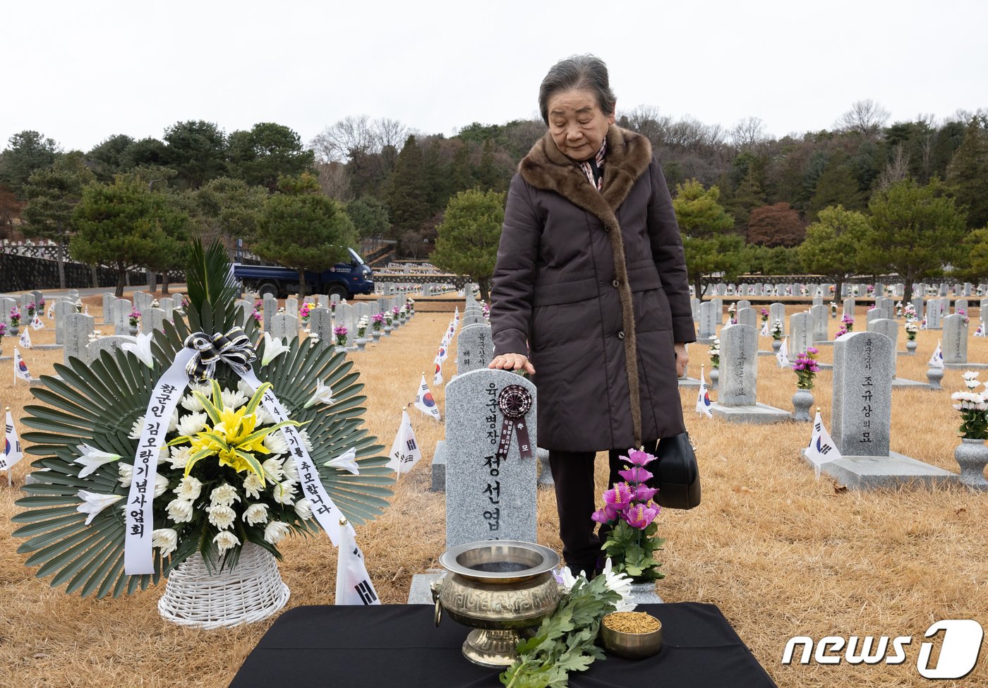 12·12사건 당시 전두환 신군부 반란군과 전투하다 전사한 정선엽 병장의 누나인 정정자 씨가 12일 오전 서울 동작구 국립서울현충원에서 고 정선엽 병장 묘역을 바라보고 있다. 2023.12.12/뉴스1 ⓒ News1 이재명 기자