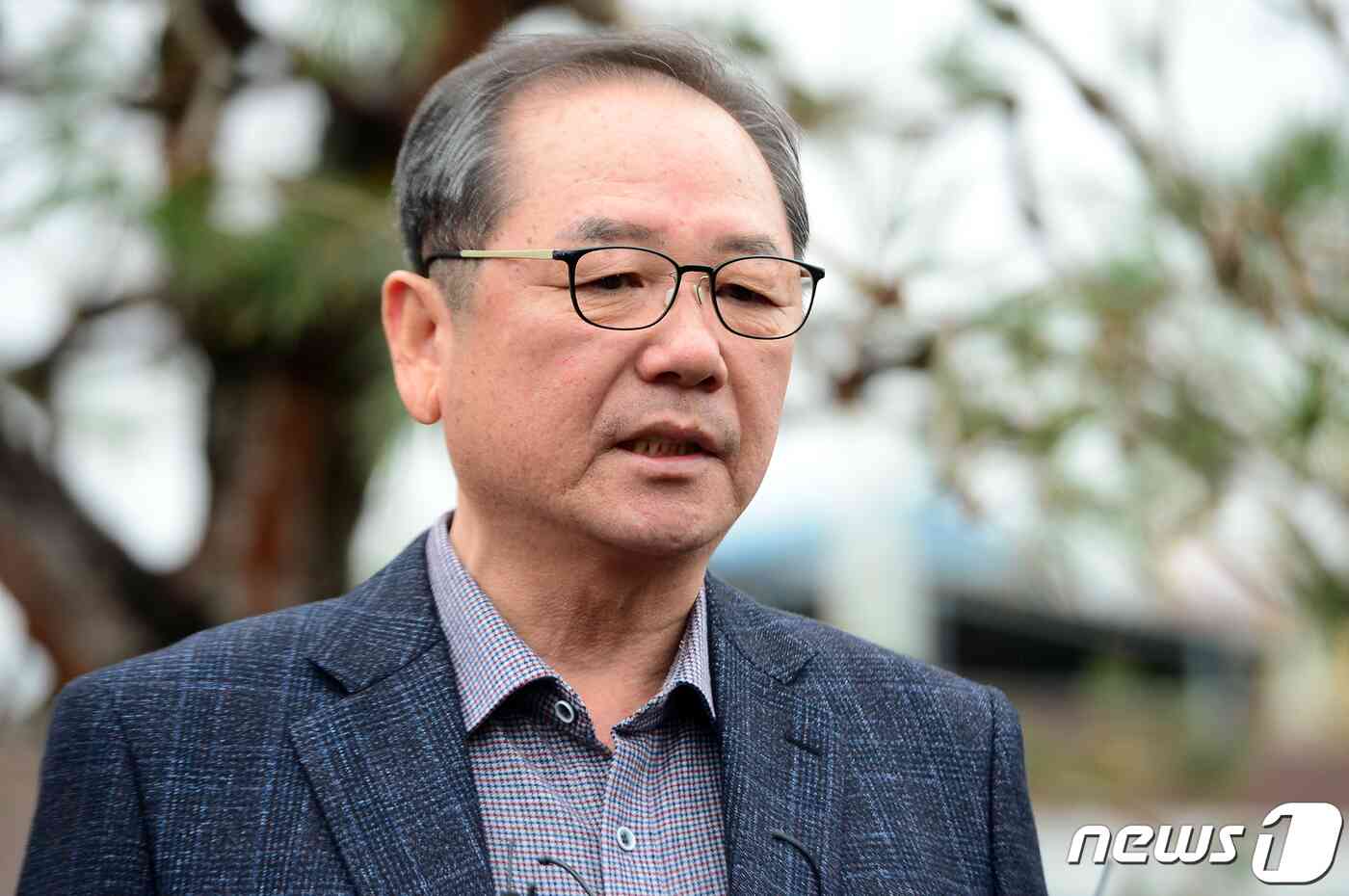 12일 오후 광주 동신고등학교에서 열린 1979년 12·12 사태 당시 육군본부와 국방부를 잇는 지하벙커에서 초병 근무를 서다 전두환 반란군의 총탄에 맞아 전사한 정선엽 병장의 추모식에서 동생인 정규상 씨가 발언하고 있다. 2023.12.12/뉴스1 © News1 이승현 기자