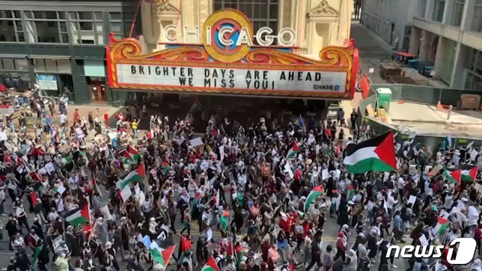 본문 이미지 - 미국 내 팔레스타인이 가장 많이 시카고에서는 그만큼 친팔레스타인 시위도 빈번하다. 대규모 시위대가 도심 혹은 고속도로 진입 차로 등 장소를 가리지 않고 시위를 벌이며 휴전 협정 등을 촉구하고 있다. 사진은 시카고 극장 앞 친팔레스타인 시위대 모습. &#40;ABC7 영상 갈무리&#41;