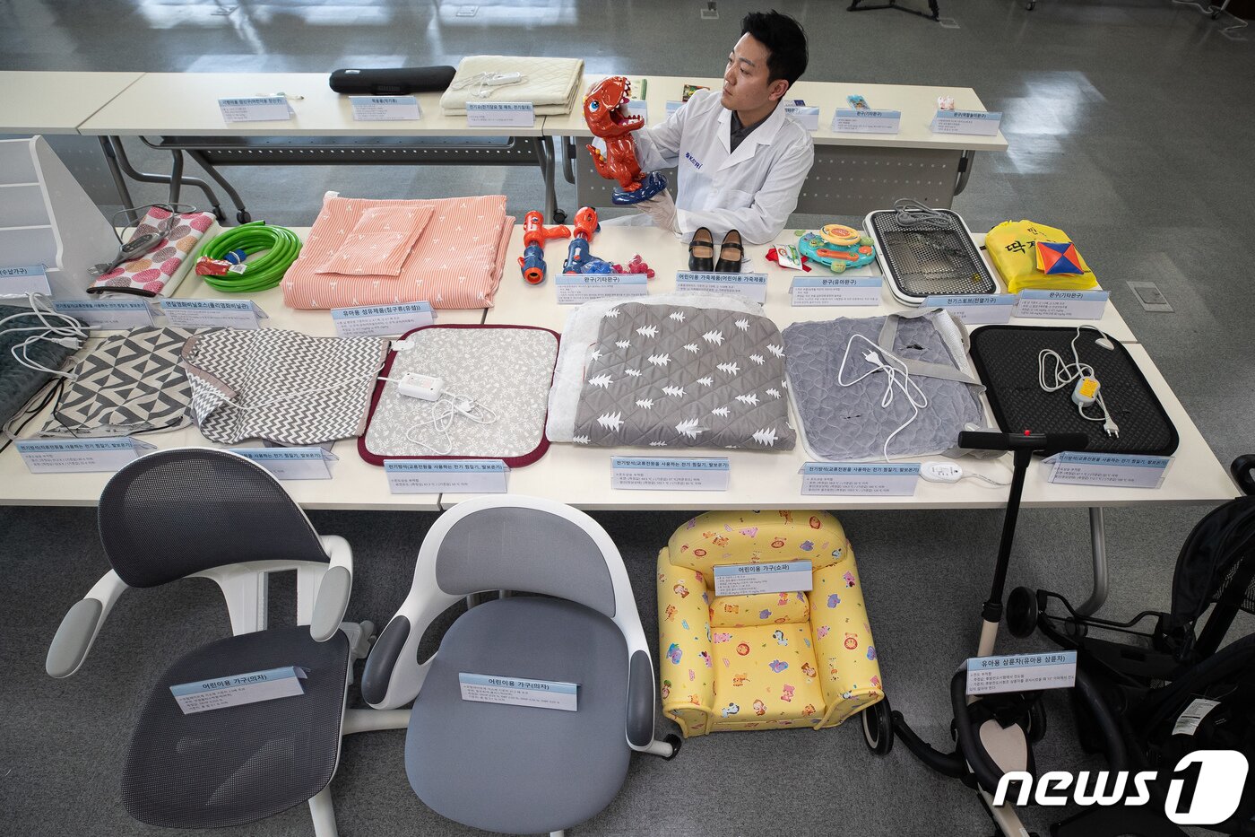 본문 이미지 - 연구원들이 12일 서울 서초구 한국제품안전관리원에서 전기방석, 전기찜질기 및 어린이제품 등 안정성 조사 결과 안전기준 부적합으로 수거 등의 명령(리콜명령) 처분한 제품을 전시하고 있다. 2023.12.12/뉴스1 ⓒ News1 유승관 기자