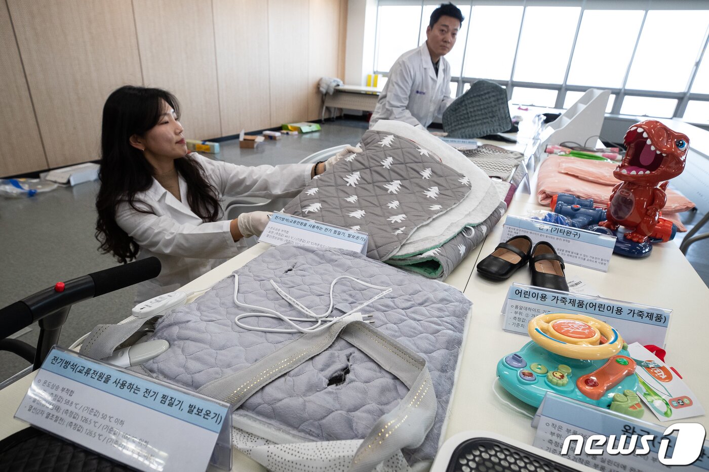 본문 이미지 - 연구원들이 12일 서울 서초구 한국제품안전관리원에서 전기방석, 전기찜질기 및 어린이제품 등 안정성 조사 결과 안전기준 부적합으로 수거 등의 명령(리콜명령) 처분한 제품을 전시하고 있다. 2023.12.12/뉴스1 ⓒ News1 유승관 기자