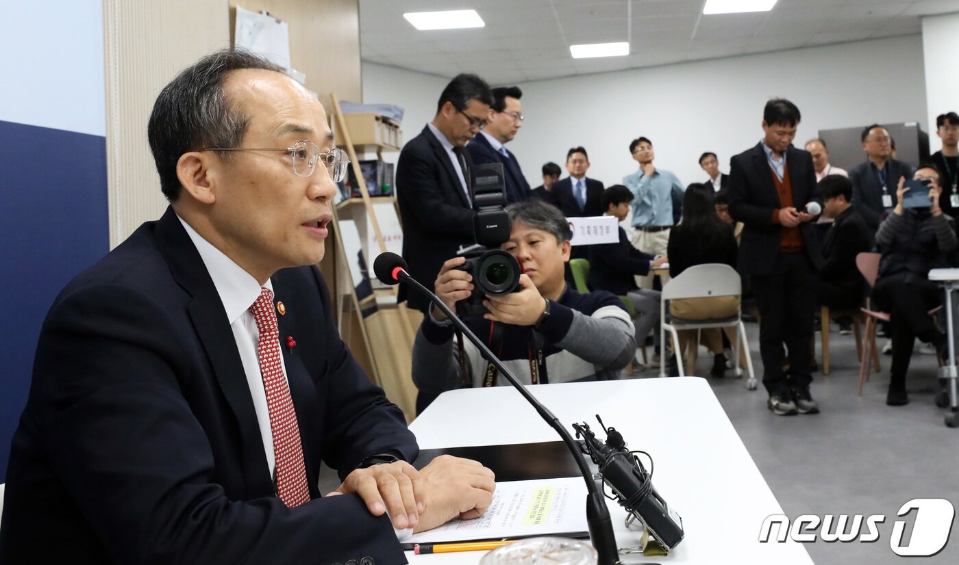 본문 이미지 - 추경호 경제부총리 겸 기획재정부 장관이 12일 오후 세종시 정부세종청사에서 출입기자단과 간담회를 갖고, 현안관련 질의에 답하고 있다.2023.12.12/뉴스1 ⓒ News1 김기남 기자