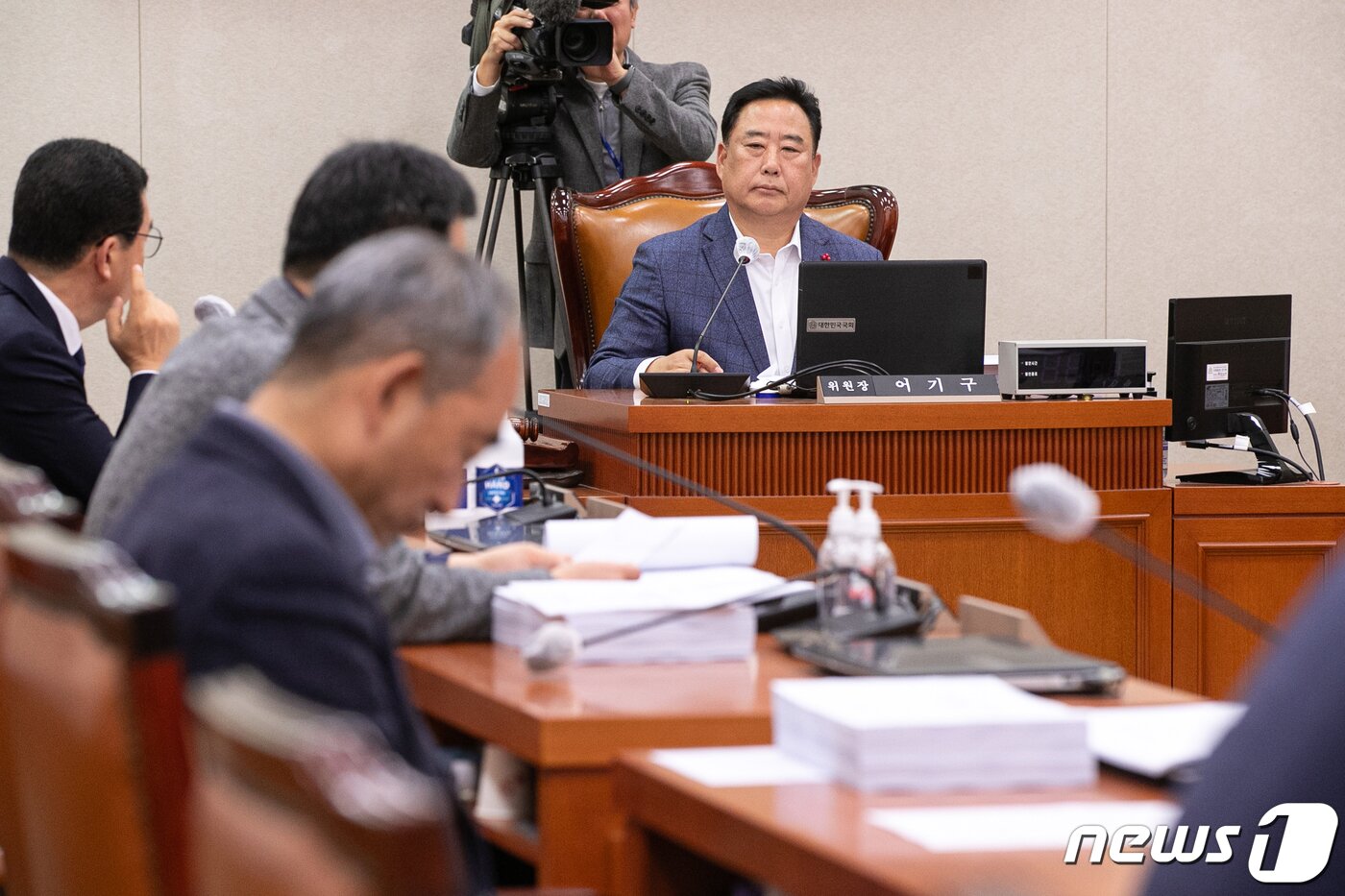 본문 이미지 - 어기구 농림축산식품해양수산위원회&#40;농해수위&#41; 위원장이 지난 2023년 12월 서울 여의도 국회에서 열린 농해수위 농림축산식품 법안심사 소위원회를 주재하고 있다. 이날 개종식특별법은 민주당 단독으로 처리됐다. 2023.12.12/뉴스1 ⓒ News1 이승배 기자