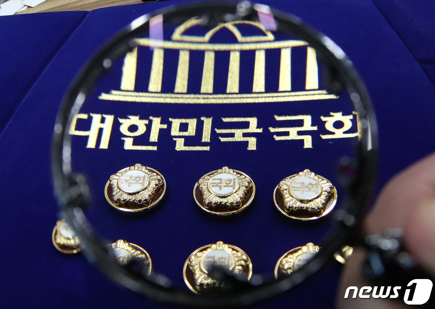 본문 이미지 - 제22대 국회의원 선거(총선) 예비후보자 등록 시작일인 12일 서울 여의도 국회 사무처에서 한 직원이 국회의원 배지를 정리하고 있다. 2023.12.12/뉴스1 ⓒ News1 임세영 기자