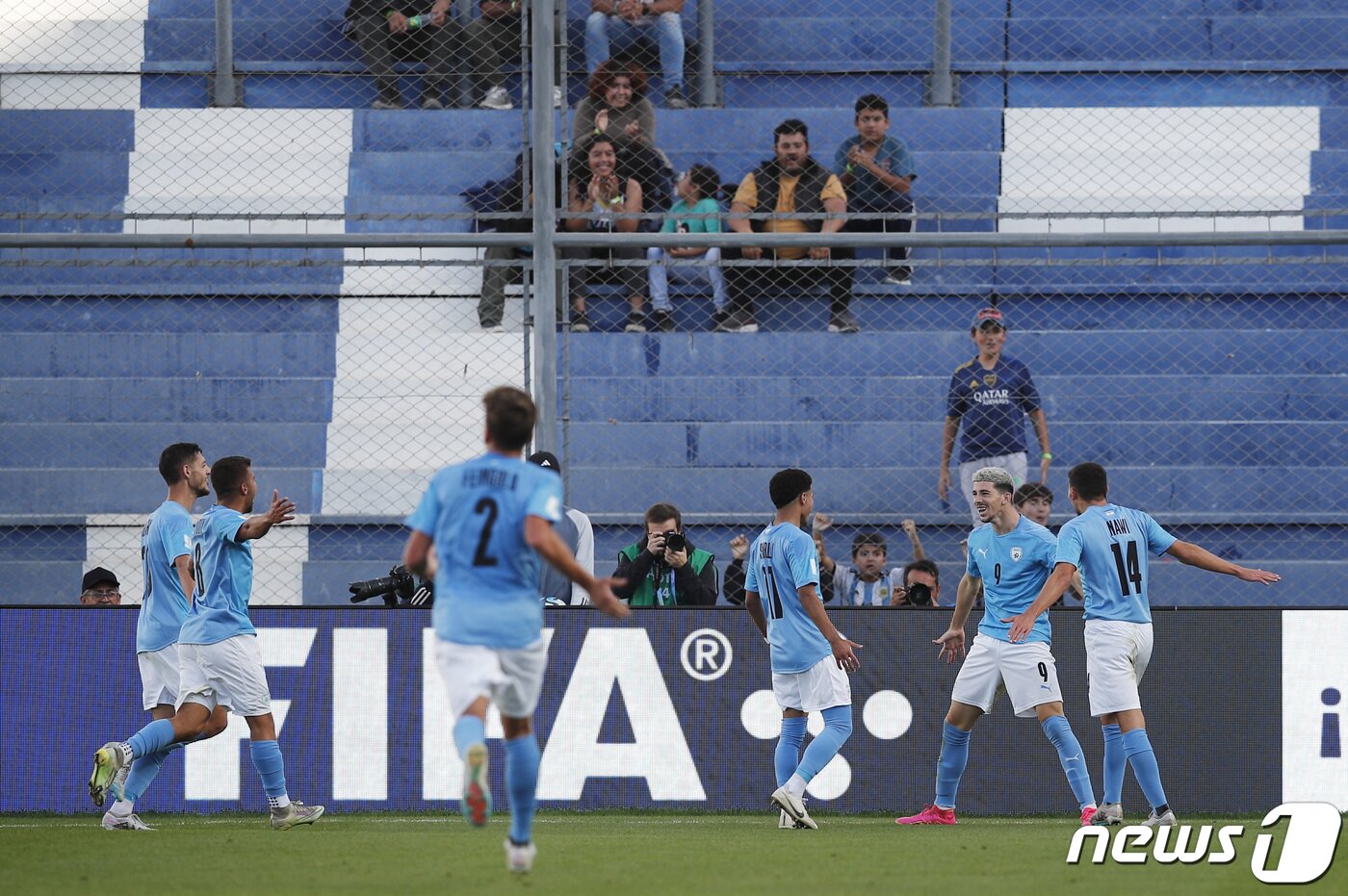 본문 이미지 - 2023년 6월3일&#40;현지시간&#41; 2023 국제축구연맹&#40;FIFA&#41; U20 월드컵 8강전 이스라엘 대 브라질 경기가 아르헨티나 산후안에서 열린 가운데 이스라엘 축구 국가대표팀이 세 번째 골을 자축하고 있다. &#40;자료사진&#41; 23.06.03 ⓒ 로이터=뉴스1 ⓒ News1 김예슬 기자