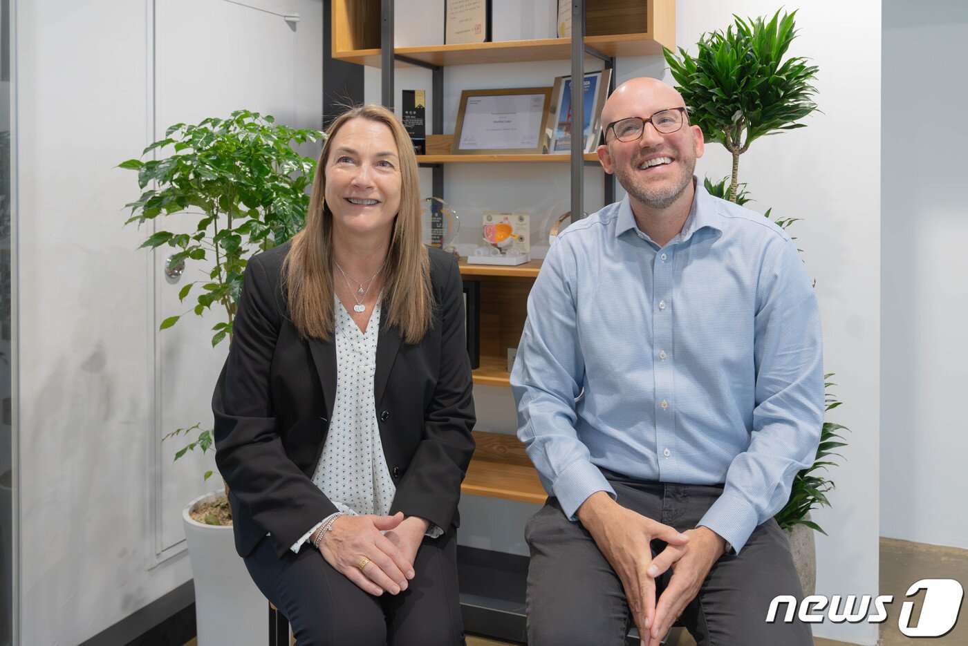 본문 이미지 - 수잔 다니엘 아벨리노 최고과학책임자(CSO)(왼쪽)와 조나단 몽크 팔로마 공동 설립자가 뉴스1와 인터뷰를 진행하고 있다.2023.12.12/뉴스1 ⓒ News1 황진중 기자