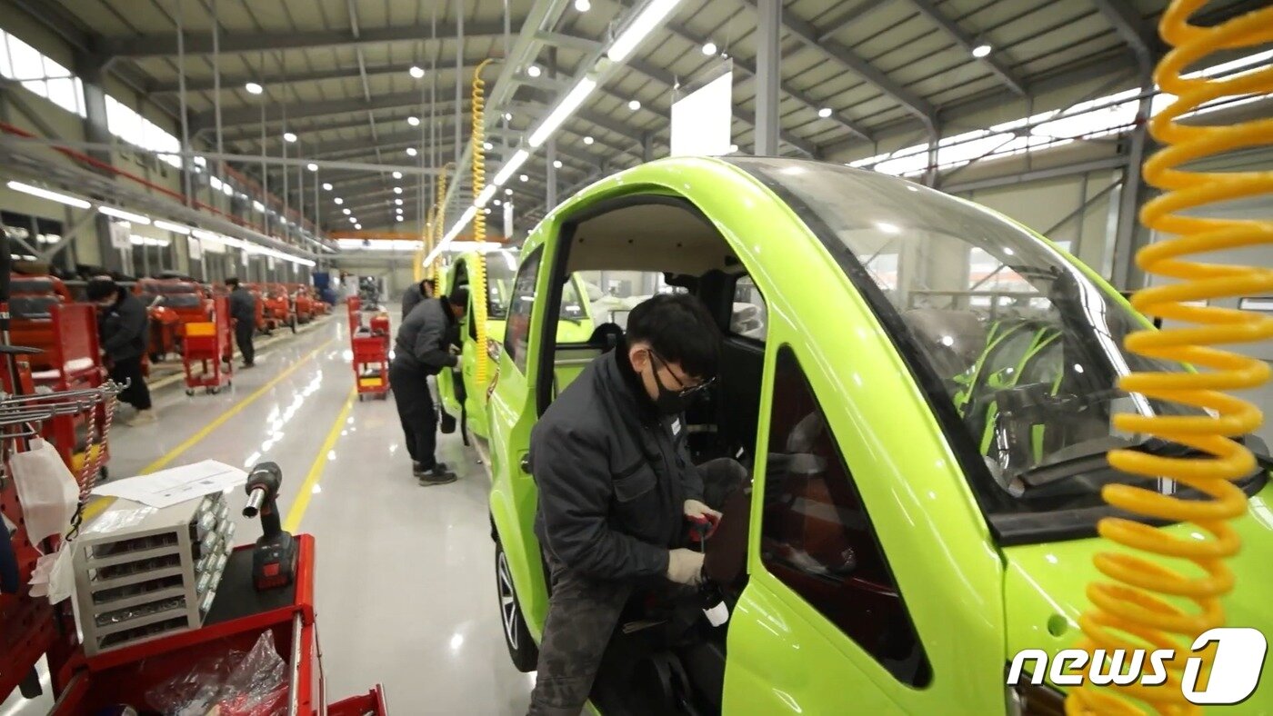 본문 이미지 - 대풍이브이자동차 직원이 전기 삼륜차를 제조하고 있다.(한국여성경제인협회 제공)