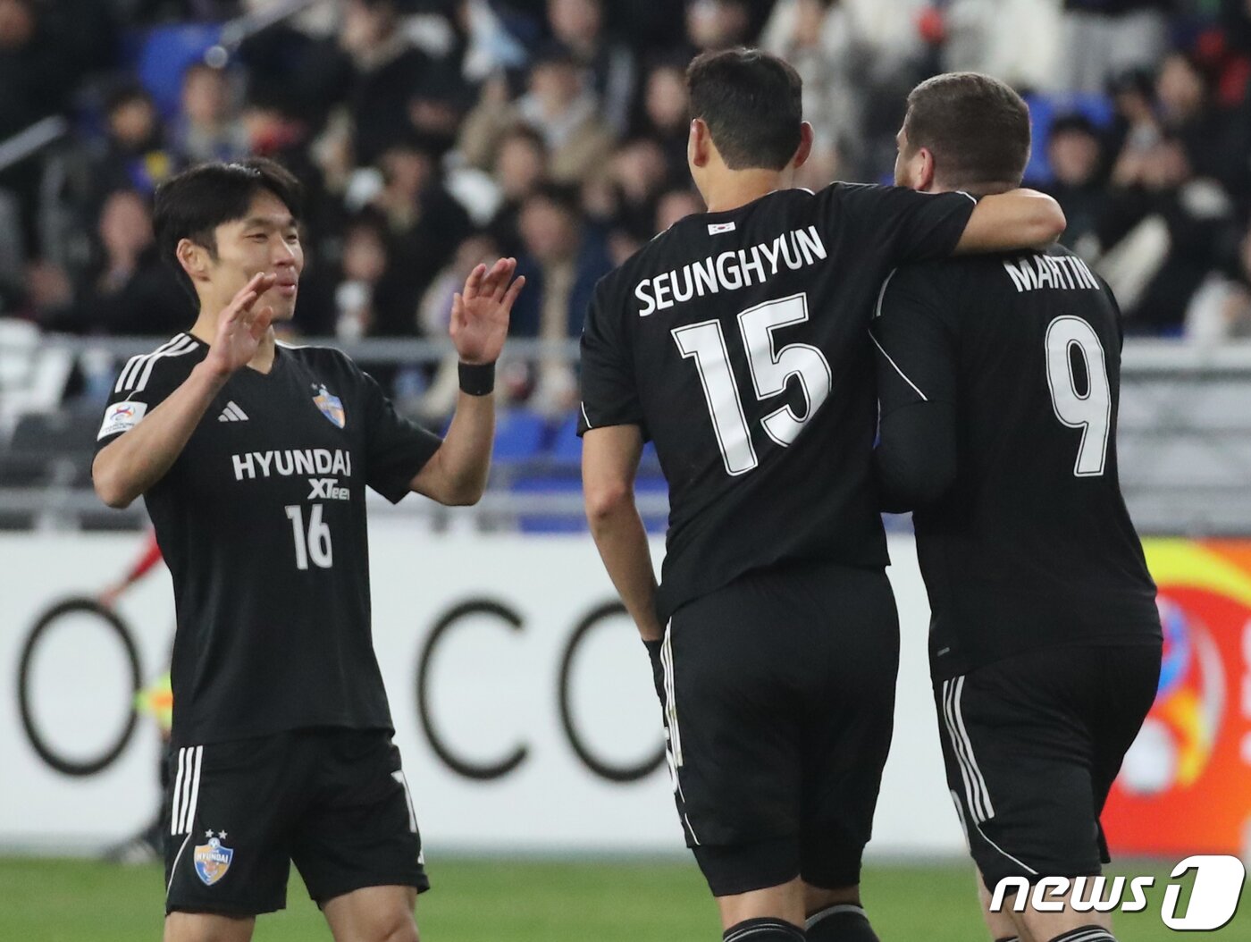 본문 이미지 - 12일 오후 울산 문수축구경기장에서 열린 '2023-2024 아시아축구연맹(AFC) 챔피언스리그(ACL)' I조 울산현대와 가와사키 프론탈레의 경기에서 울산 마팀아담이 골을 넣은 뒤 동료들과 환호하고 있다. 2023.12.12/뉴스1 ⓒ News1 조민주 기자