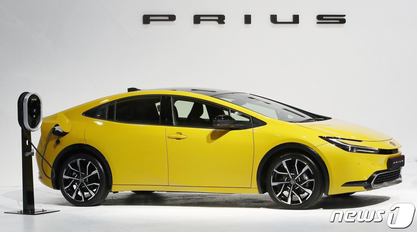본문 이미지 - 13일 서울 광진구 파이팩토리 스튜디오에서 토요타코리아가 5세대 프리우스를 공개하고 있다. 이번에 출시되는 5세대 프리우스는 하이브리드(HEV)와 플러그인 하이브리드(PHEV) 두 가지 파워트레인으로 출시되며 2.0리터 자연흡기 가솔린 엔진과 2세대 TNGA 플랫폼이 적용됐다. 2023.12.13/뉴스1 ⓒ News1 박세연 기자