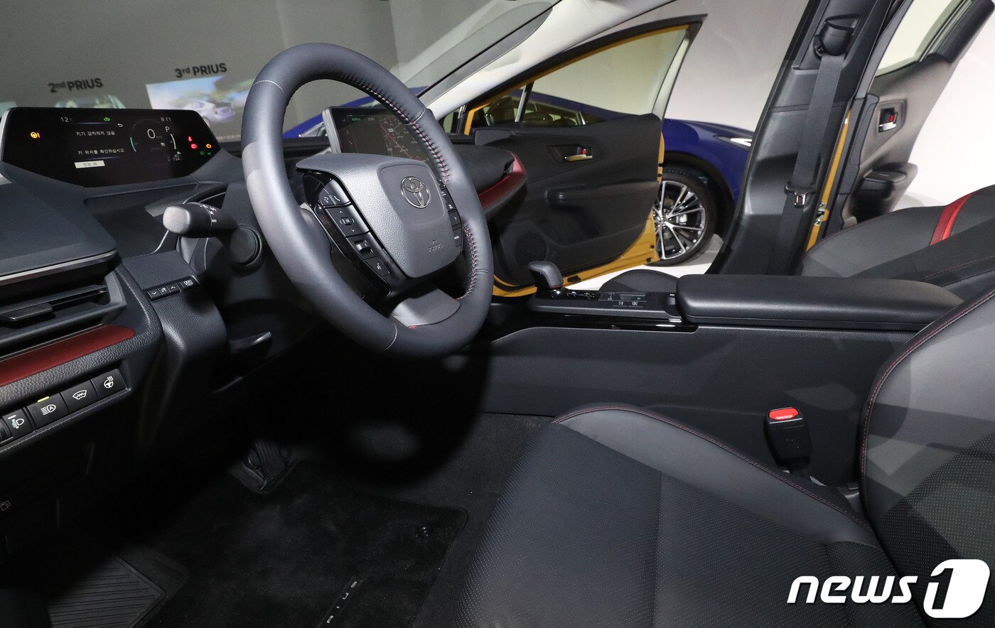 본문 이미지 - 13일 서울 광진구 파이팩토리 스튜디오에서 토요타코리아가 5세대 프리우스를 공개하고 있다. 이번에 출시되는 5세대 프리우스는 하이브리드(HEV)와 플러그인 하이브리드(PHEV) 두 가지 파워트레인으로 출시되며 2.0리터 자연흡기 가솔린 엔진과 2세대 TNGA 플랫폼이 적용됐다. 사진은 프리우스 운전석 모습. 2023.12.13/뉴스1 ⓒ News1 박세연 기자