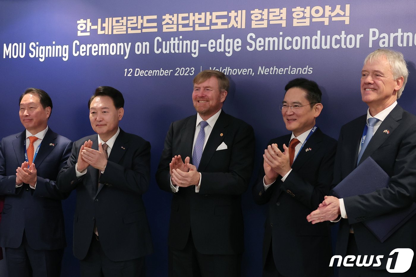 본문 이미지 - 윤석열 대통령과 빌럼 알렉산더르&#40;Willem Alexander&#41; 네덜란드 국왕이 12일&#40;현지시간&#41; 벨트호벤 반도체 장비기업 ASML 본사에서 열린 한-네덜란드 첨단반도체 협력 협약식에서 기념 촬영하고 있다. 왼쪽부터 최태원 SK 회장, 윤 대통령, 알렉산더르 국왕, 이재용 삼성전자 회장, 피터 베닝크&#40;Peter Wennink&#41; ASML 회장. &#40;대통령실 홈페이지&#41; 2023.12.13/뉴스1 ⓒ News1 안은나 기자