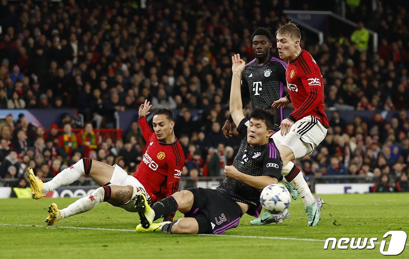 본문 이미지 - 독일 바이에른 뮌헨의 김민재가 12일 (현지시간) 영국 맨체스터의 올드 트래퍼드에서 열린 UEFA 챔피언스리그 조별 리그 맨체스터 유나이티드와 경기서 몸을 던지며 상대 선수 안토니와 볼을 다투고 있다. 2023.12.13 ⓒ 로이터=뉴스1 ⓒ News1 우동명 기자