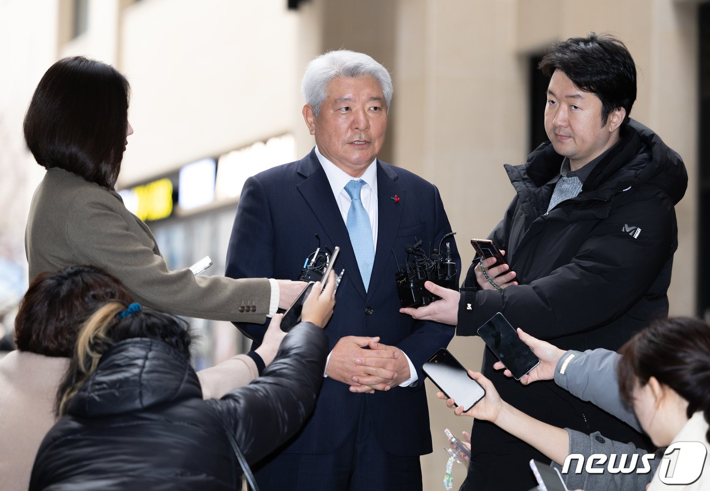 김홍일 방송통신위원회 위원장 후보자가 13일 오전 경기도 과천시의 한 오피스텔에 마련된 인사청문회 준비사무실로 들어서며 취재진 질문에 답변하고 있다. 2023.12.13/뉴스1 ⓒ News1 이재명 기자