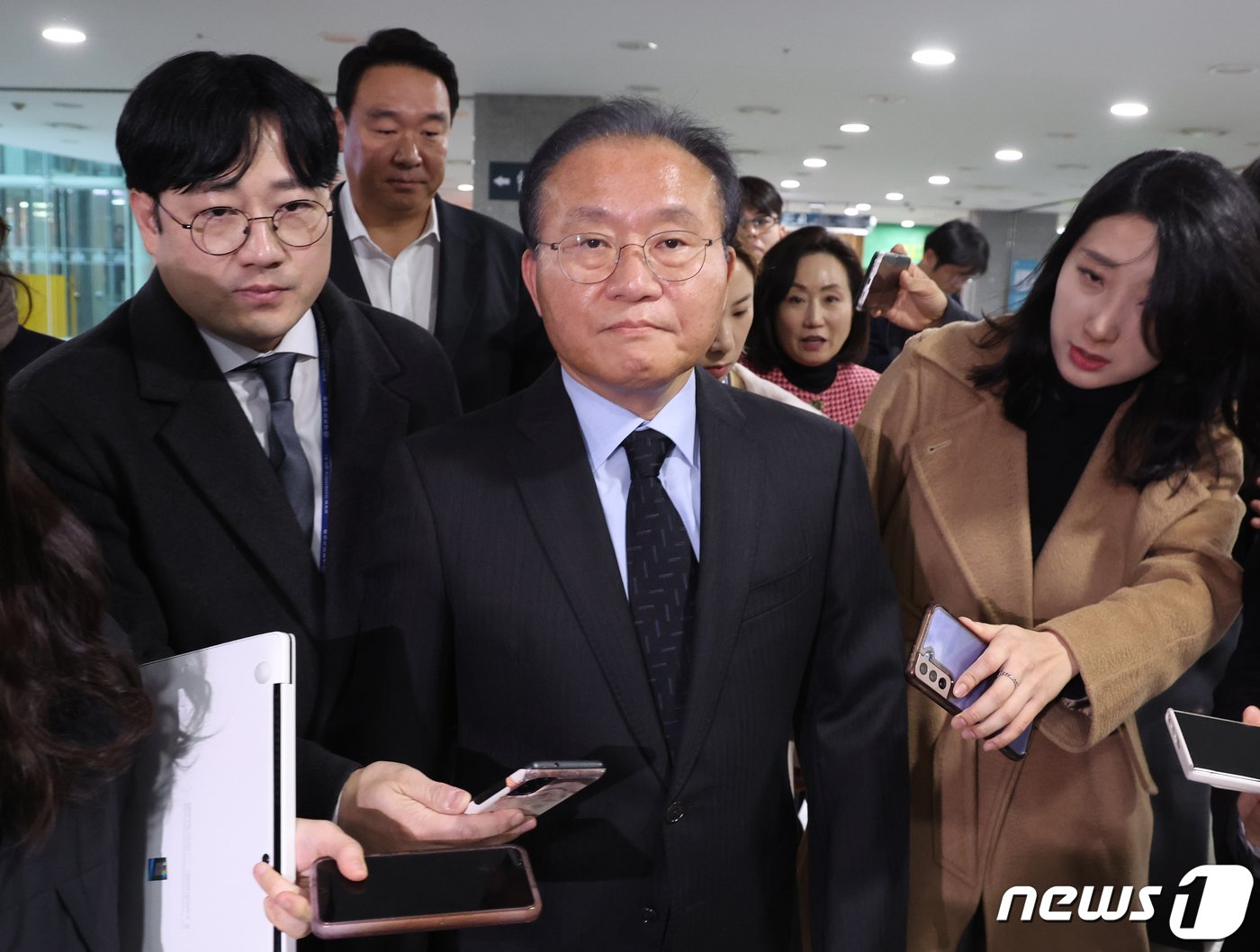 본문 이미지 - 윤재옥 국민의힘 원내대표가 13일 서울 여의도 국회 의원회관에서 김기현 대표와 관련해 취재진의 질문을 받고 있다. 2023.12.13/뉴스1 ⓒ News1 송원영 기자