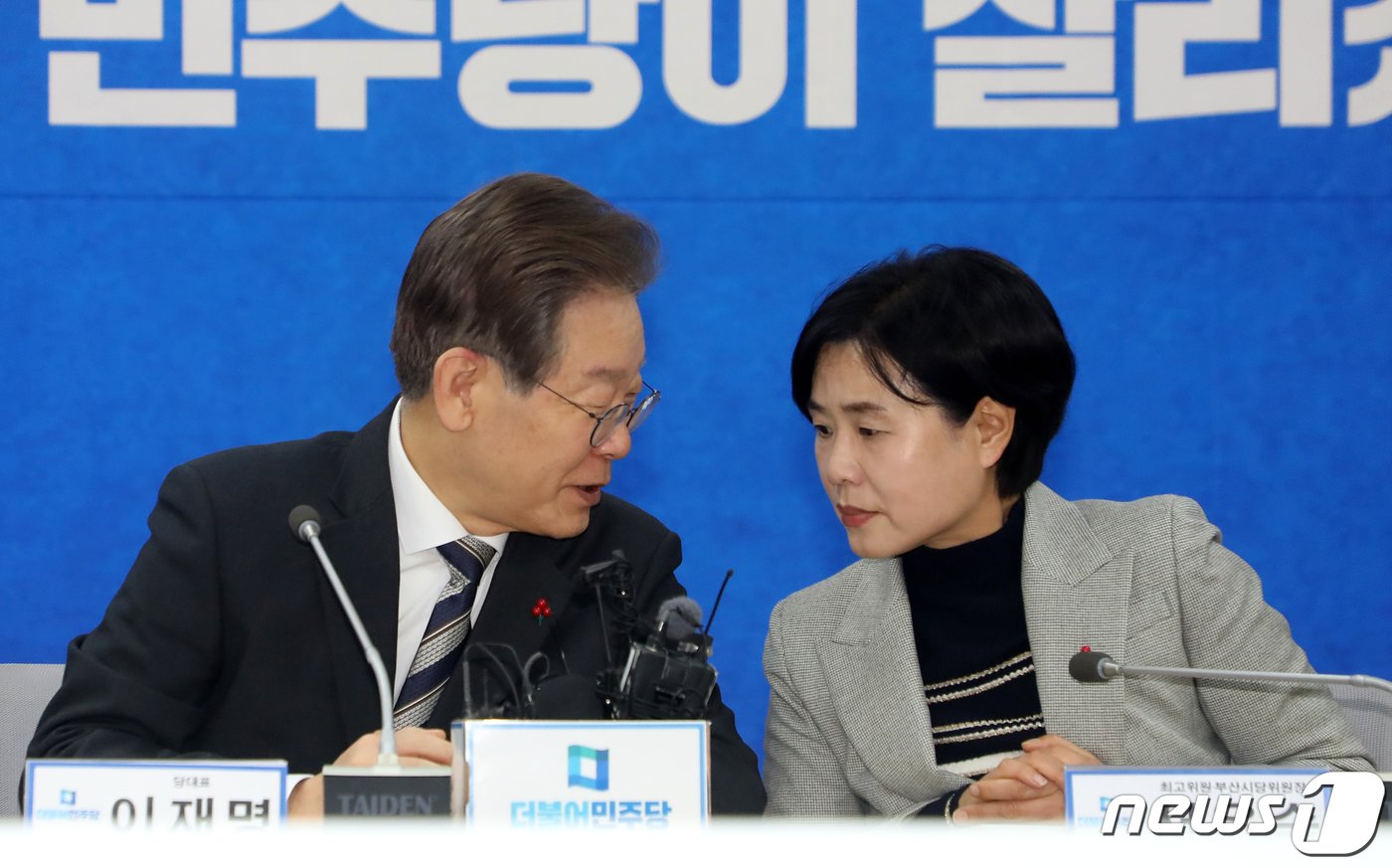 본문 이미지 - 지난해 12월 13일 부산 부산진구 더불어민주당 부산시당에서 열린 현장 최고위원회의에서 이재명 대표와 서은숙 최고위원이 대화를 나누고 있는 모습. 2023.12.13/뉴스1 ⓒ News1 윤일지 기자