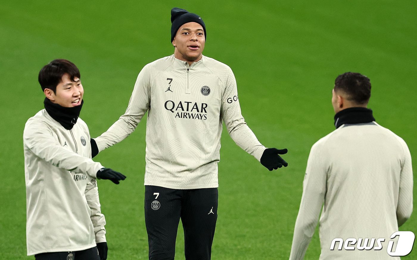 본문 이미지 - 도르트문트전을 앞두고 음바페 등과 밝은 표정으로 훈련 중인 이강인. ⓒ AFP=뉴스1