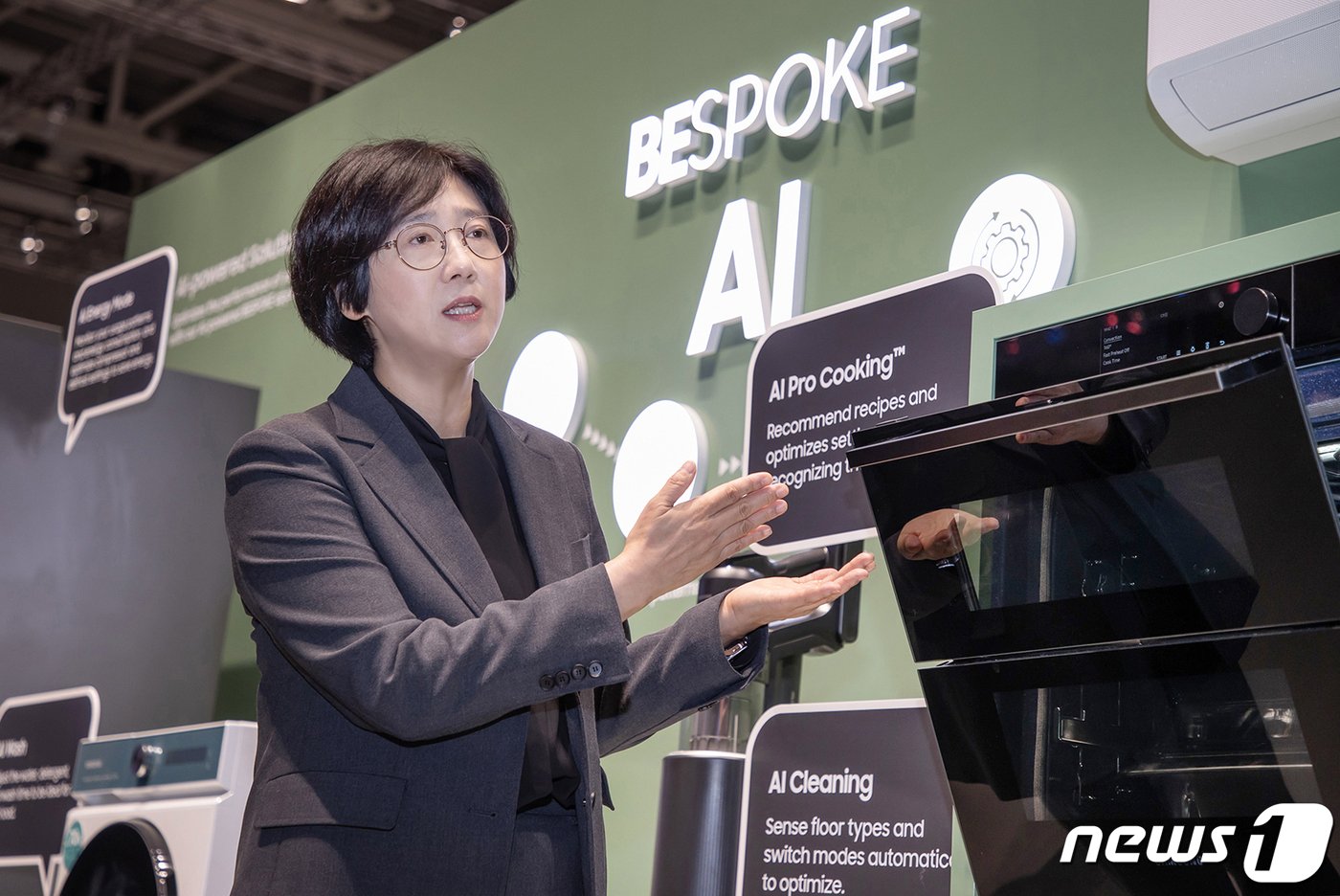본문 이미지 -  유미영 삼성전자 생활가전사업부 S/W개발팀장 부사장이 9월 IFA 2023에 마련된 삼성전자 전시관에서 제품을 설명하고 있다. &#40;삼성전자 제공&#41;