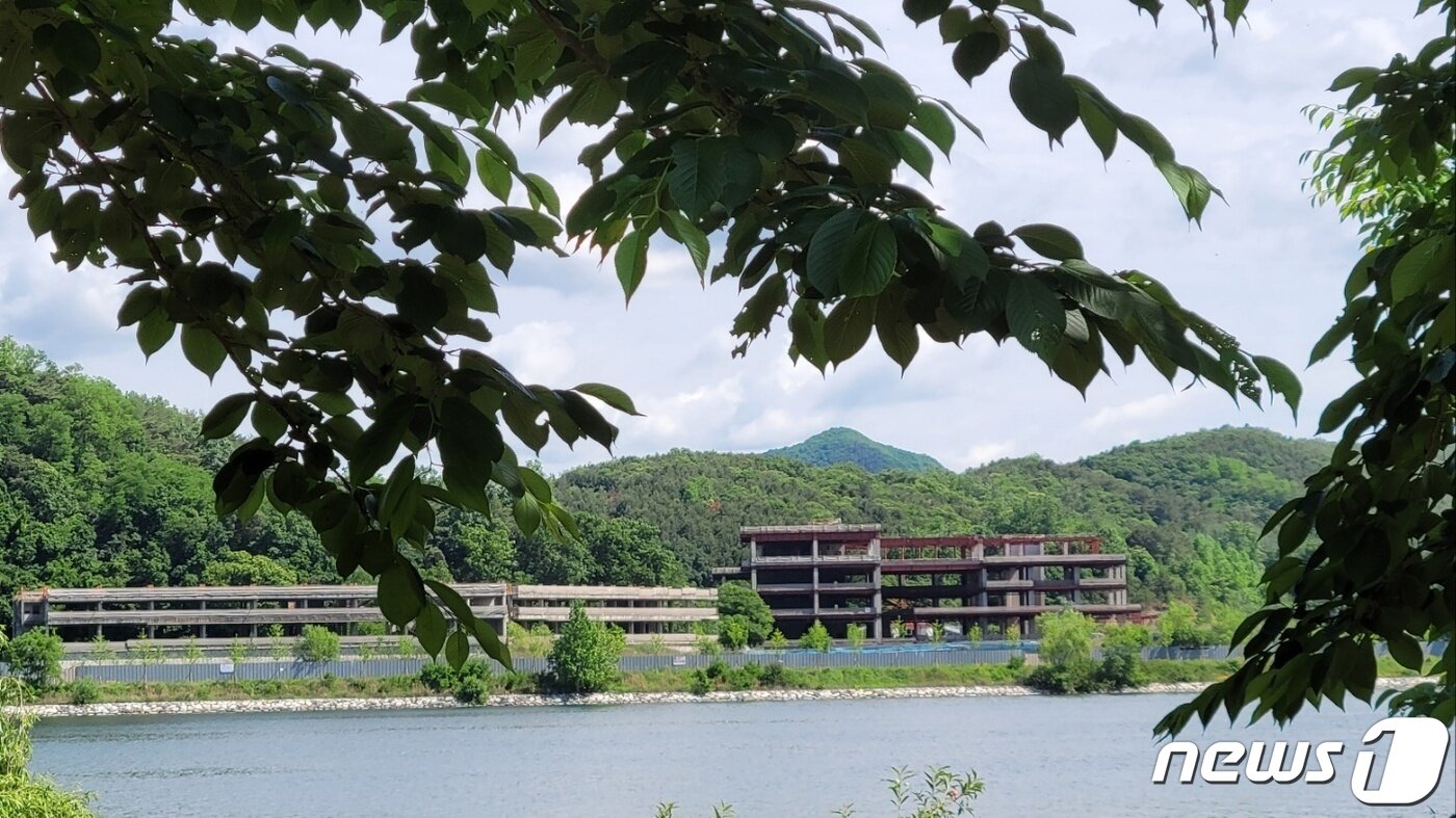 본문 이미지 - 7년째 방치된 춘천 삼천동 두산연수원.(춘천시 제공)