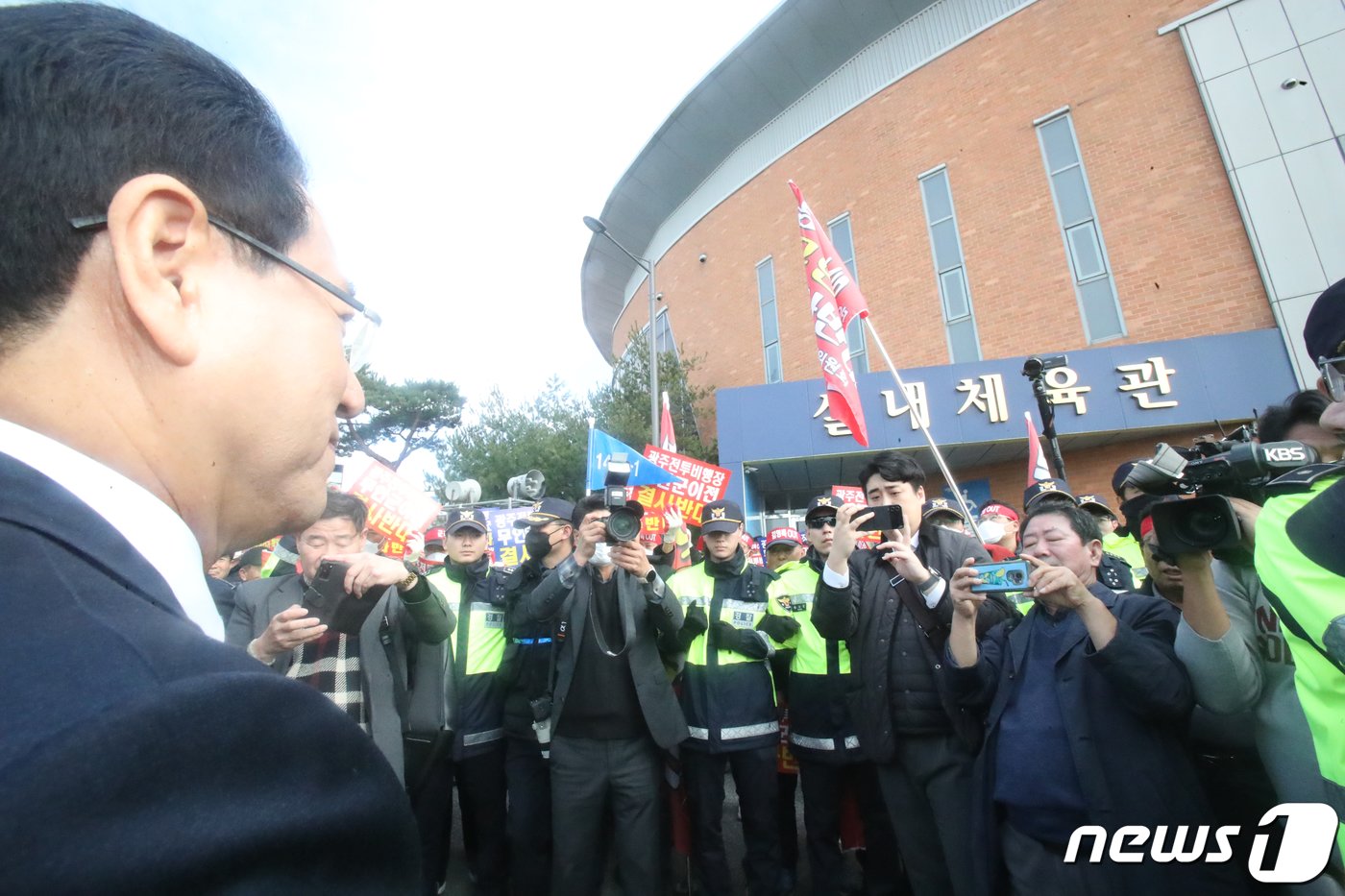 본문 이미지 - 지난해 12월13일 전남 무안종합스포츠파크에서 열린 예정인 '무안 도민과대화'에 김영록 전남도지사가 광주군공항 무안이전 반대 범군민대책위원회 1000여명에 막혀 입장하지 못하고 있다.2023.12.13/뉴스1 ⓒ News1 김태성 기자