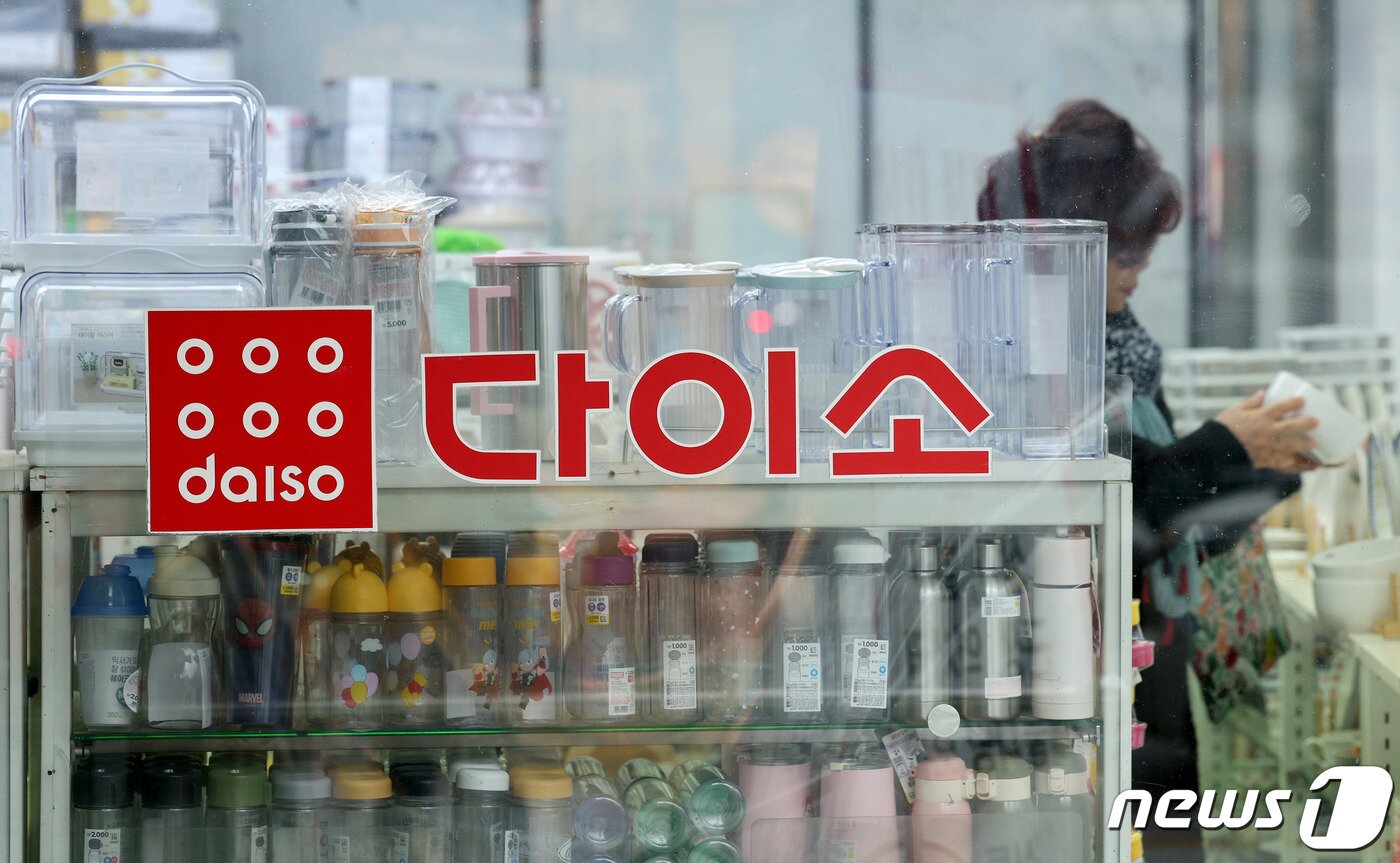 본문 이미지 - 서울 용산구에 위치한 한 다이소 매장. 2023.12.13 ⓒ 뉴스1 장수영 기자