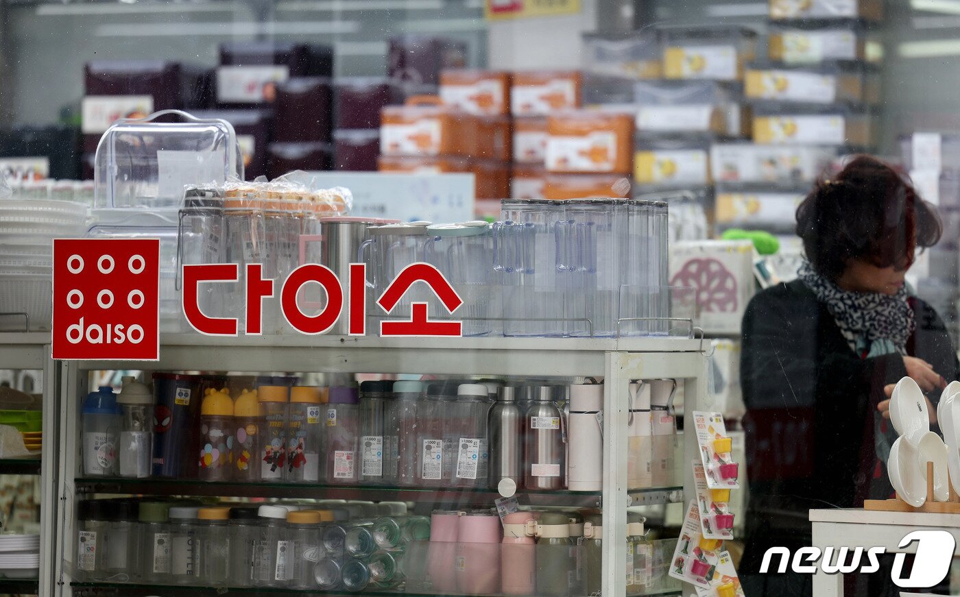 본문 이미지 - 서울 용산구에 위치한 한 다이소 매장을 찾은 시민이 물품을 구매하고 있다. 2023.12.13/뉴스1 ⓒ News1 장수영 기자