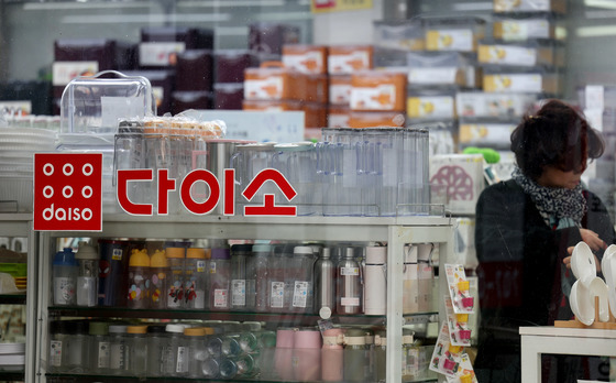 유통가, 내수 회복 '긴 터널'…쿠팡·다이소·이마트 쏠림화