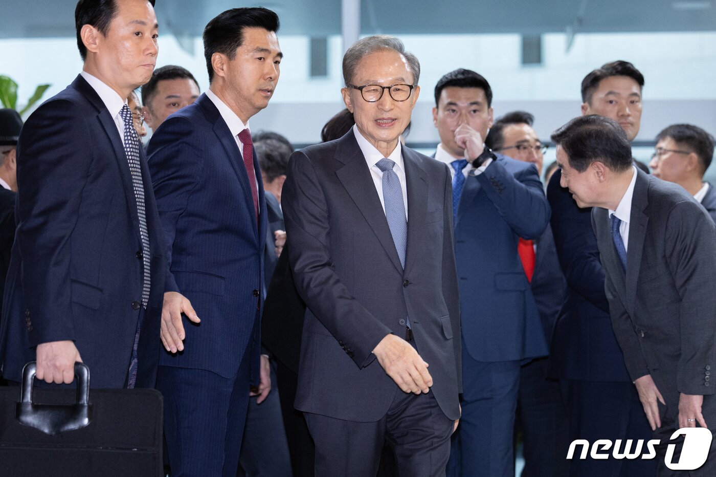 본문 이미지 - 이명박 전 대통령이 13일 오후 서울 서초구 한전아트센터에서 열린 첫 서예전 '스며들다' 개막식에 참석하고 있다. 2023.12.13/뉴스1 ⓒ News1 이재명 기자