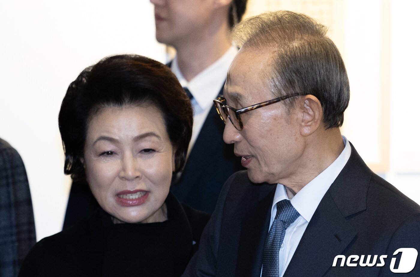 본문 이미지 - 이명박 전 대통령과 부인 김윤옥 여사가 13일 오후 서울 서초구 한전아트센터에서 열린 첫 서예전 '스며들다' 개막식에 참석하고 있다. 2023.12.13/뉴스1 ⓒ News1 이재명 기자