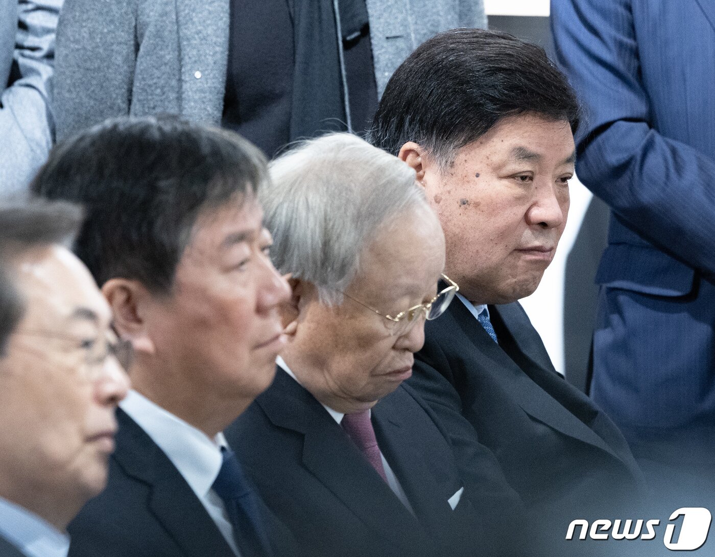 본문 이미지 - 서정진 셀트리온 명예회장(오른쪽부터)과 손경식 한국경영자총협회 회장, 김대기 대통령 비서실장이 13일 오후 서울 서초구 한전아트센터에서 열린 첫 서예전 '스며들다' 개막식에 참석해 있다. 2023.12.13/뉴스1 ⓒ News1 이재명 기자