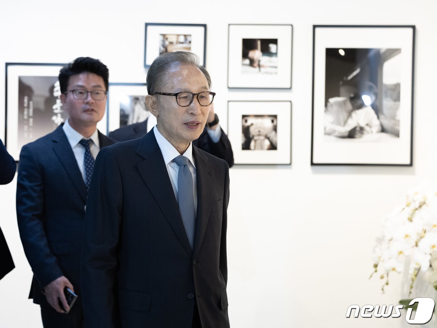 본문 이미지 - 이명박 전 대통령이 13일 오후 서울 서초구 한전아트센터에서 열린 첫 서예전 '스며들다' 개막식을 마친 후 전시실로 이동하고 있다. 2023.12.13/뉴스1 ⓒ News1 이재명 기자