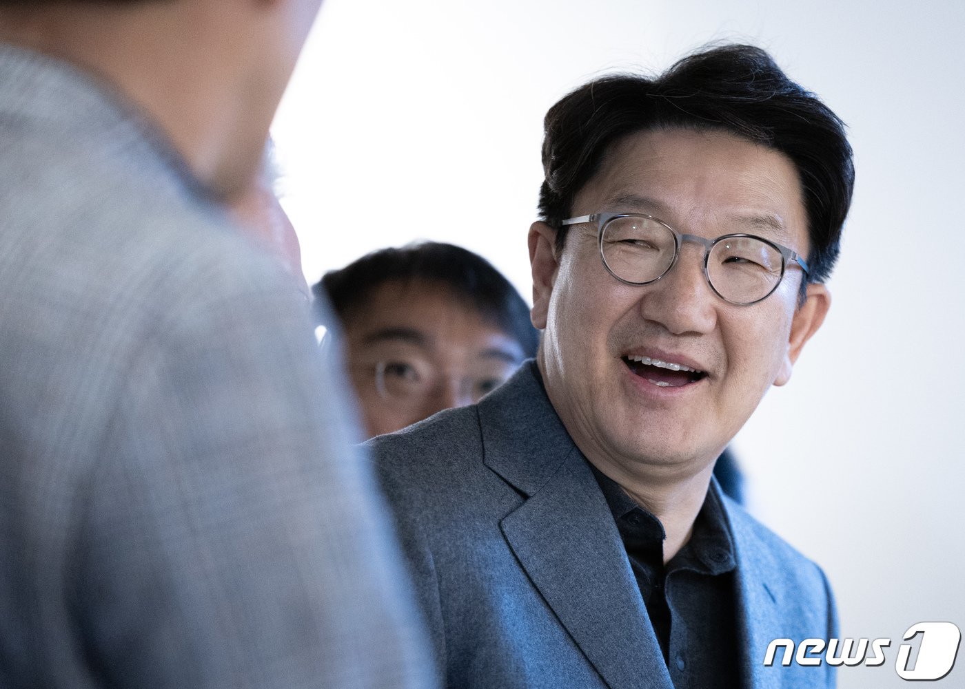 본문 이미지 - 권성동 국민의힘 의원이 13일 오후 서울 서초구 한전아트센터에서 열린 첫 서예전 이명박 전 대통령의 첫 서예전 '스며들다' 개막식에서 참석자들과 대화를 하고 있다. 2023.12.13/뉴스1 ⓒ News1 이재명 기자