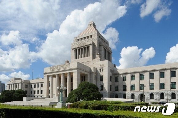 본문 이미지 - 일본 도쿄도 지요다구 나가타초에 위치한 일본 국회의사당 건물. 건물 좌측에는 중의원(하원), 우측에는 참의원(상원)이 배치돼 있다. ⓒ News1 강민경 기자,권진영 기자
