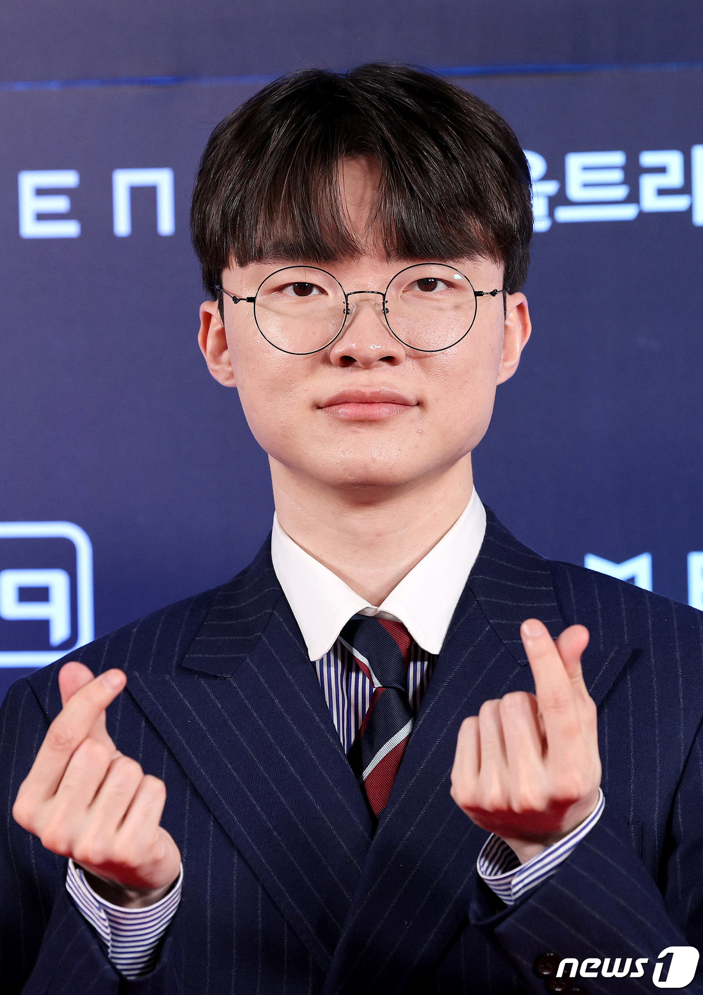 (광명=뉴스1) 장수영 기자 = 페이커(이상혁)가 13일 오후 경기 광명 아이벡스 스튜디오에서 열린 LCK 어워즈 레드카펫 행사에서 손하트 포즈를 취하고 있다. 2023.12.13 …