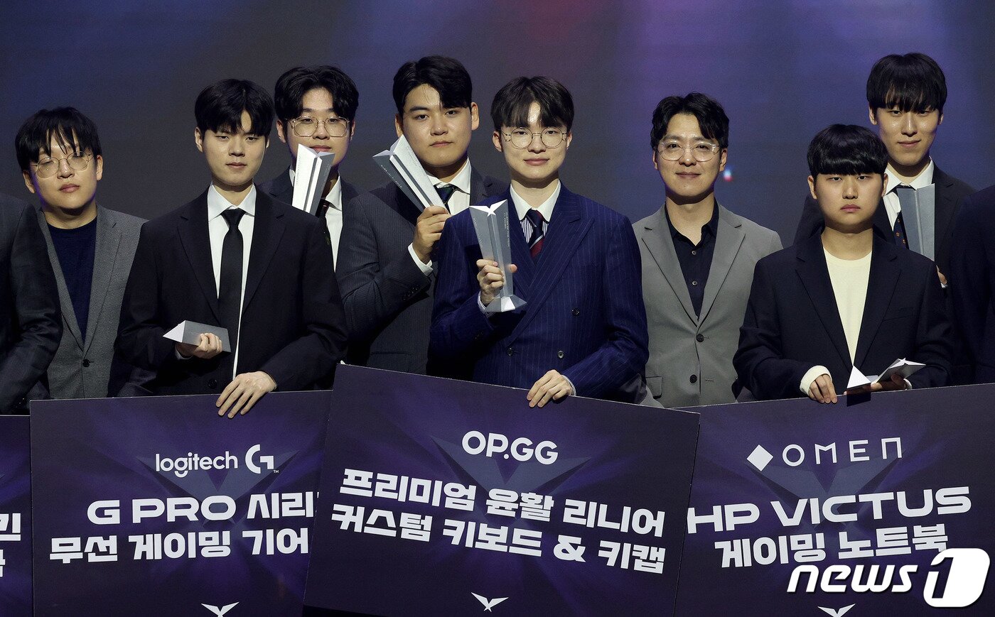 본문 이미지 - 13일 오후 경기 광명 아이벡스 스튜디오에서 열린 LCK 어워즈에 참석한 선수단이 기념촬영 하고 있다. 2023.12.13/뉴스1 ⓒ News1 장수영 기자