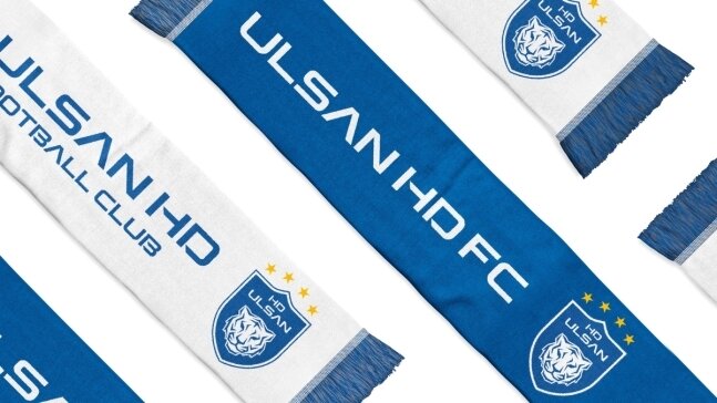 본문 이미지 - 울산 HD. 새 엠블럼이 반영된 머플러 (울산 HD 제공)