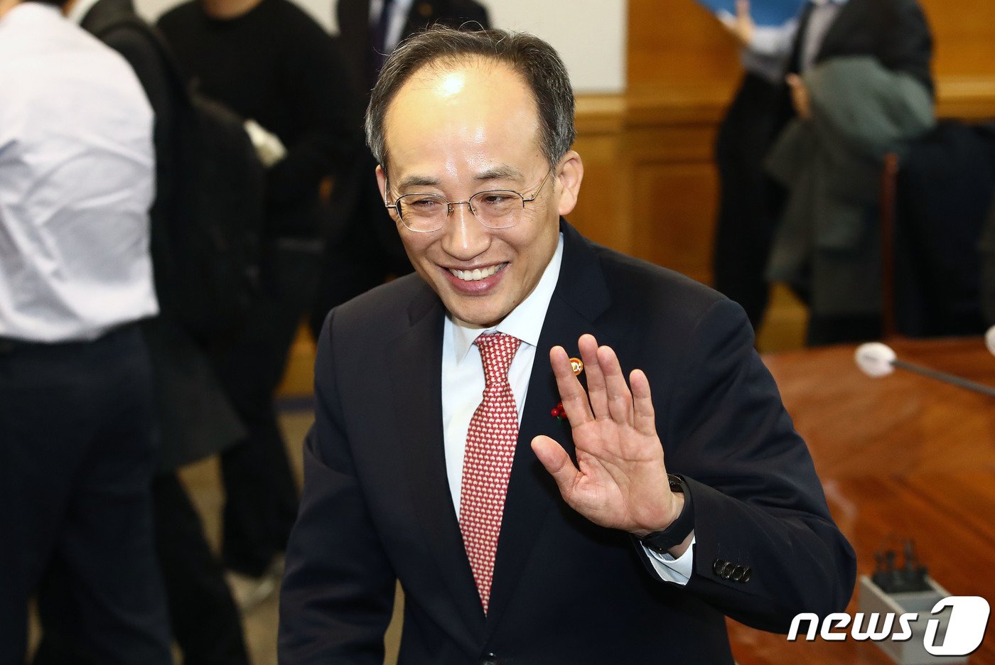 본문 이미지 - 추경호 경제부총리 겸 기획재정부 장관이 14일 오전 서울 중구 은행회관에서 열린 비상거시경제금융회의를 마치고 나서며 취재진을 향해 인사를 하고 있다. 2023.12.14/뉴스1 ⓒ News1 박세연 기자