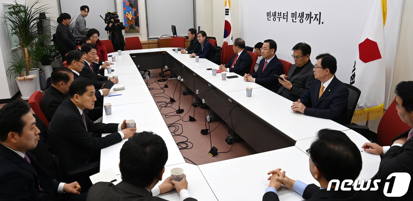 본문 이미지 - 14일 오전 서울 여의도 국회에서 열린 국민의힘 긴급중진연석회의에서 윤재옥(가운데) 당대표 권한대행을 비롯한 중진의원들이 심각한 표정으로 자리에 앉아 있다. 오른편 왼쪽부터 김학용, 조경태, 정우택, 윤 당대표 권한대행, 주호영, 정진석 의원, 이만희 사무총장. (공동취재) 2023.12.14/뉴스1 ⓒ News1 송원영 기자