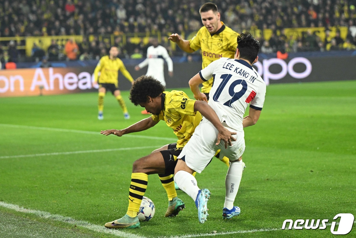 (도르트문트 AFP=뉴스1) 우동명 기자 = PSG의 이강인이 13일(현지시간) 독일 도르트문트의 지그날 이두나 파크에서 열린 UEFA 챔피언스리그 도르트문트와 경기서 상대 선수 …