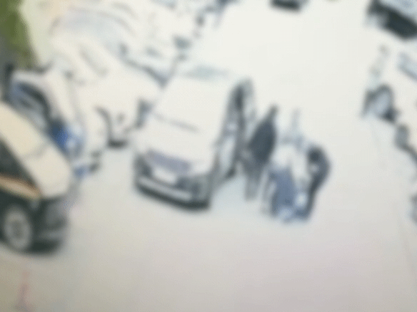 본문 이미지 - 지난달 14일 오후 제주시 한 아파트 단지에서 벌어진 중국인 간 집단 폭행 현장.(제주동부경찰서 제공)