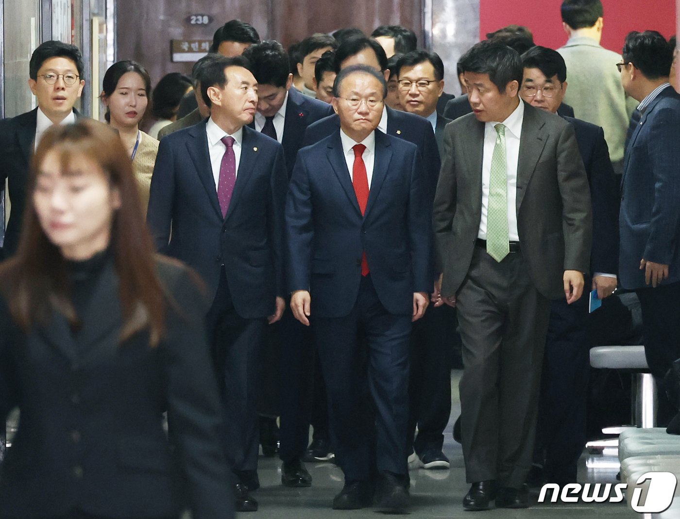 본문 이미지 - 윤재옥 국민의힘 당 대표 권한대행이 14일 서울 여의도 국회에서 열린 최고위원회의에 참석하고 있다. 2023.12.14/뉴스1 ⓒ News1 송원영 기자