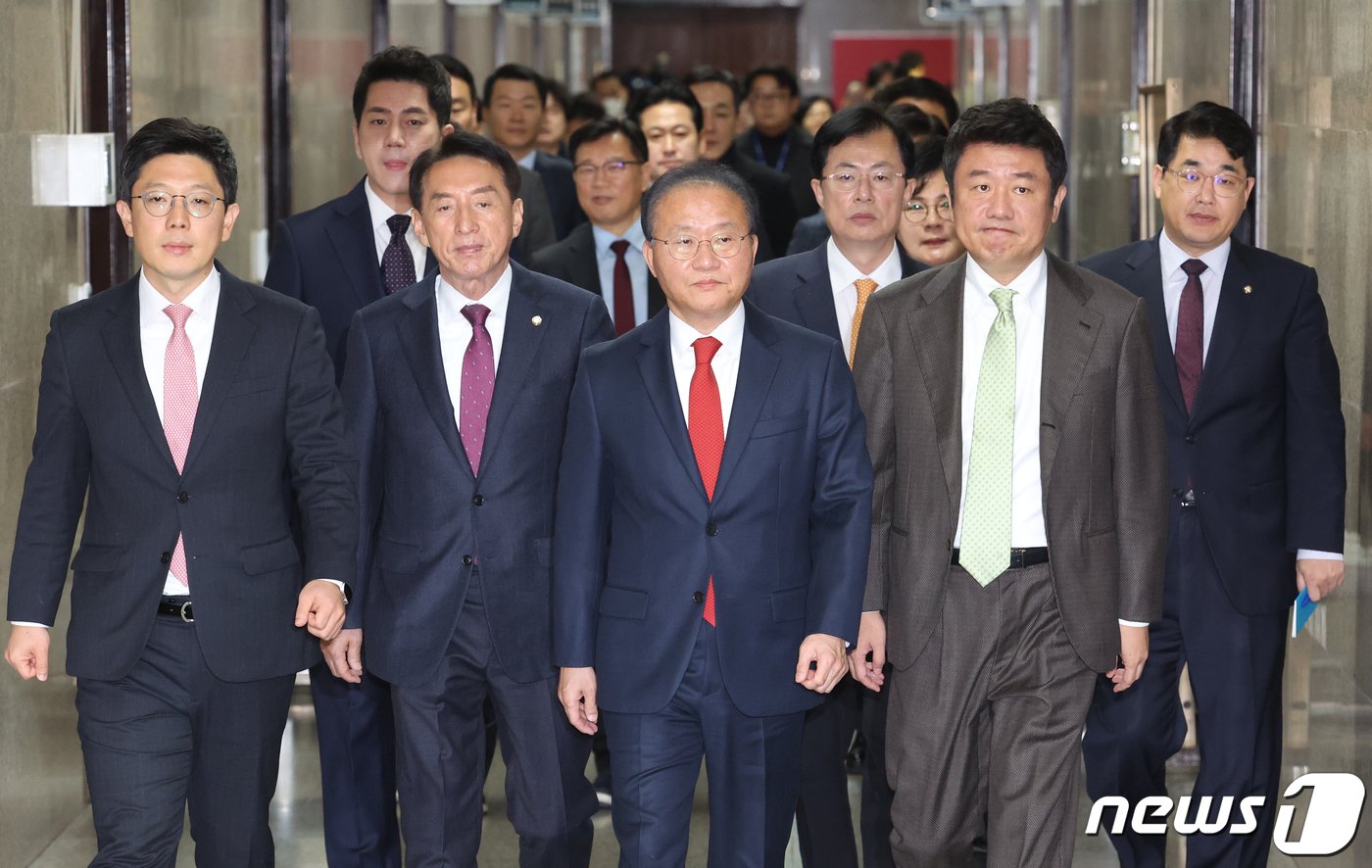 본문 이미지 - 윤재옥 국민의힘 당 대표 권한대행이 14일 서울 여의도 국회에서 열린 최고위원회의에 참석하고 있다. 2023.12.14/뉴스1 ⓒ News1 송원영 기자