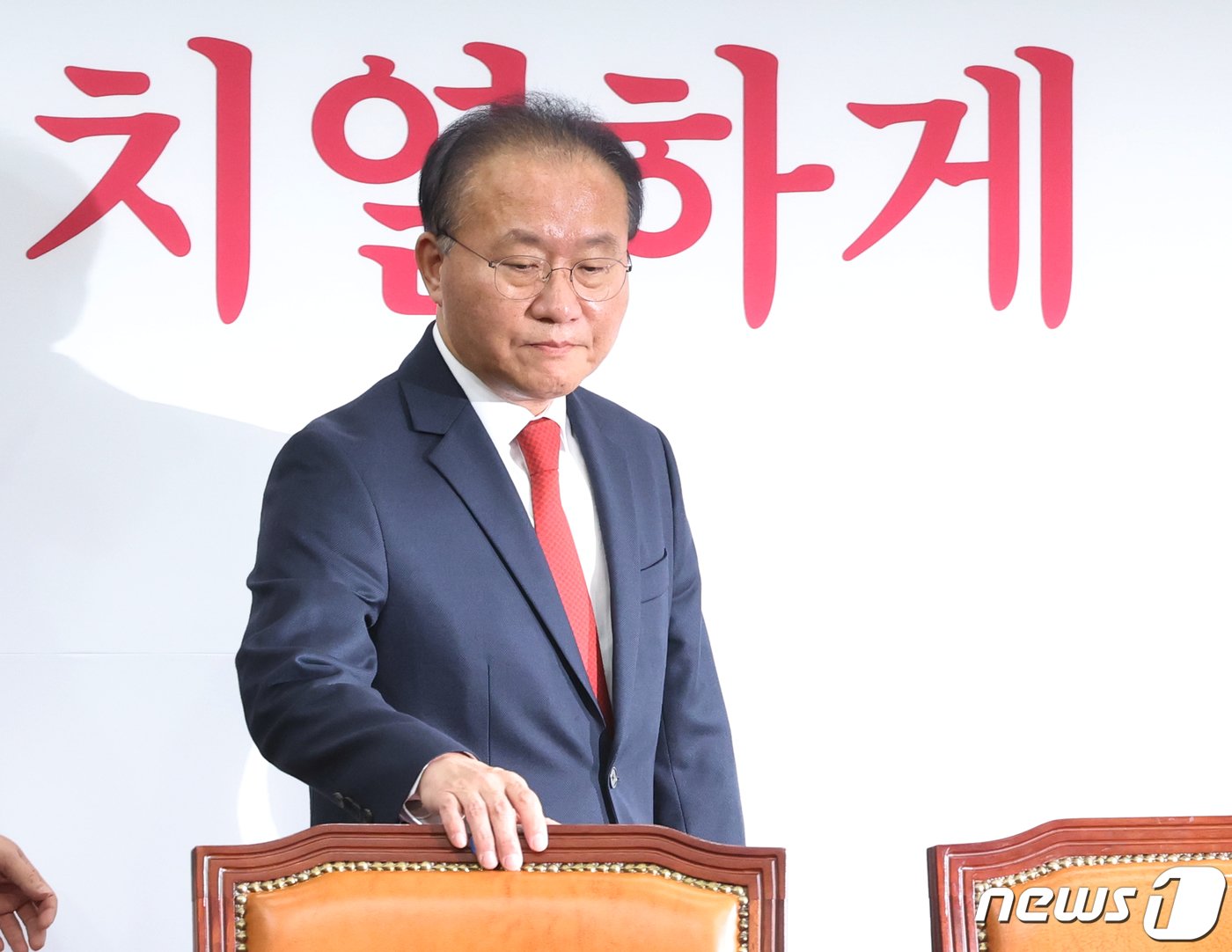 본문 이미지 - 윤재옥 국민의힘 당 대표 권한대행이 14일 서울 여의도 국회에서 열린 최고위원회의에 참석하고 있다. 2023.12.14/뉴스1 ⓒ News1 송원영 기자